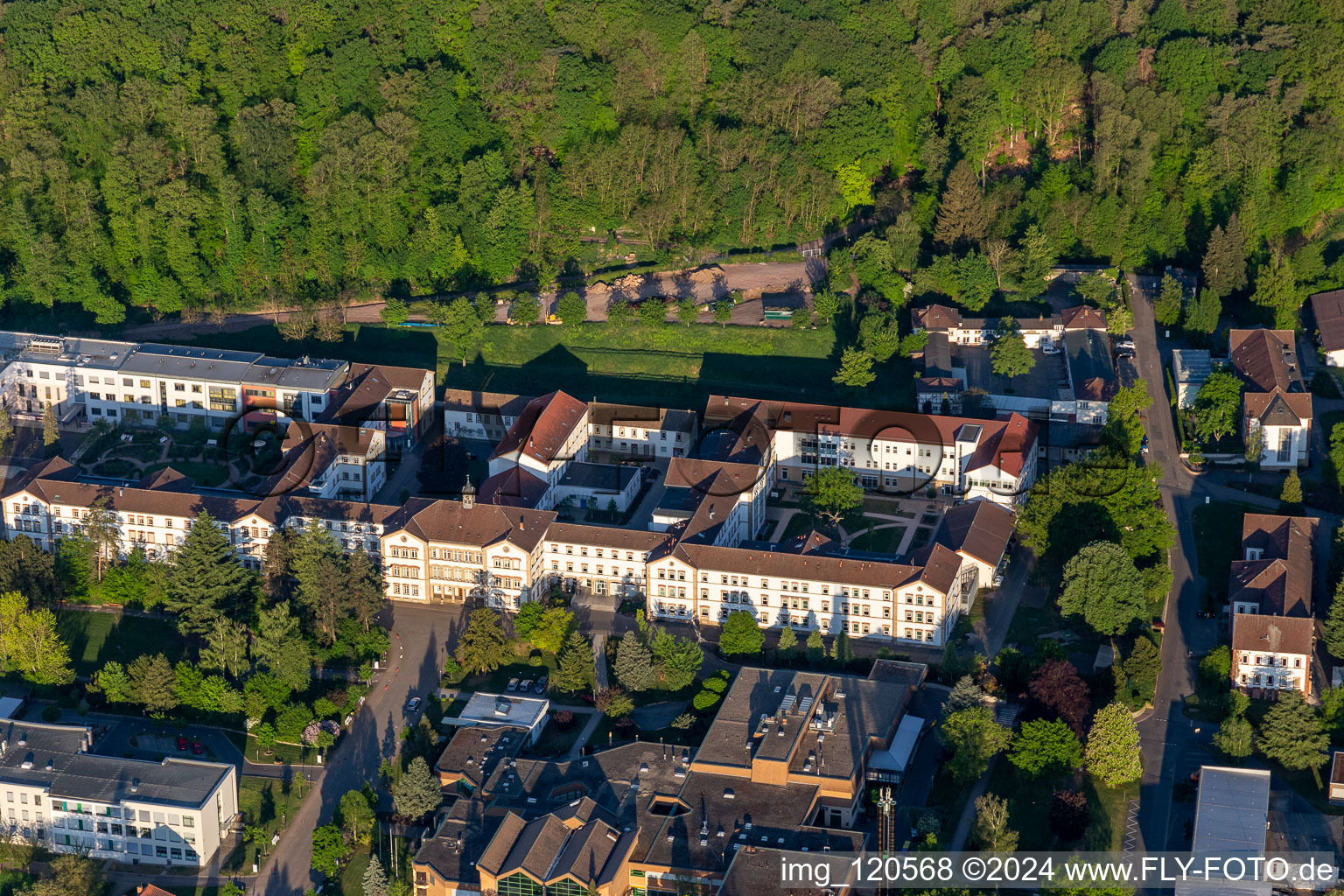 Vue oblique de Clinique du Palatinat Landeck à Klingenmünster dans le département Rhénanie-Palatinat, Allemagne