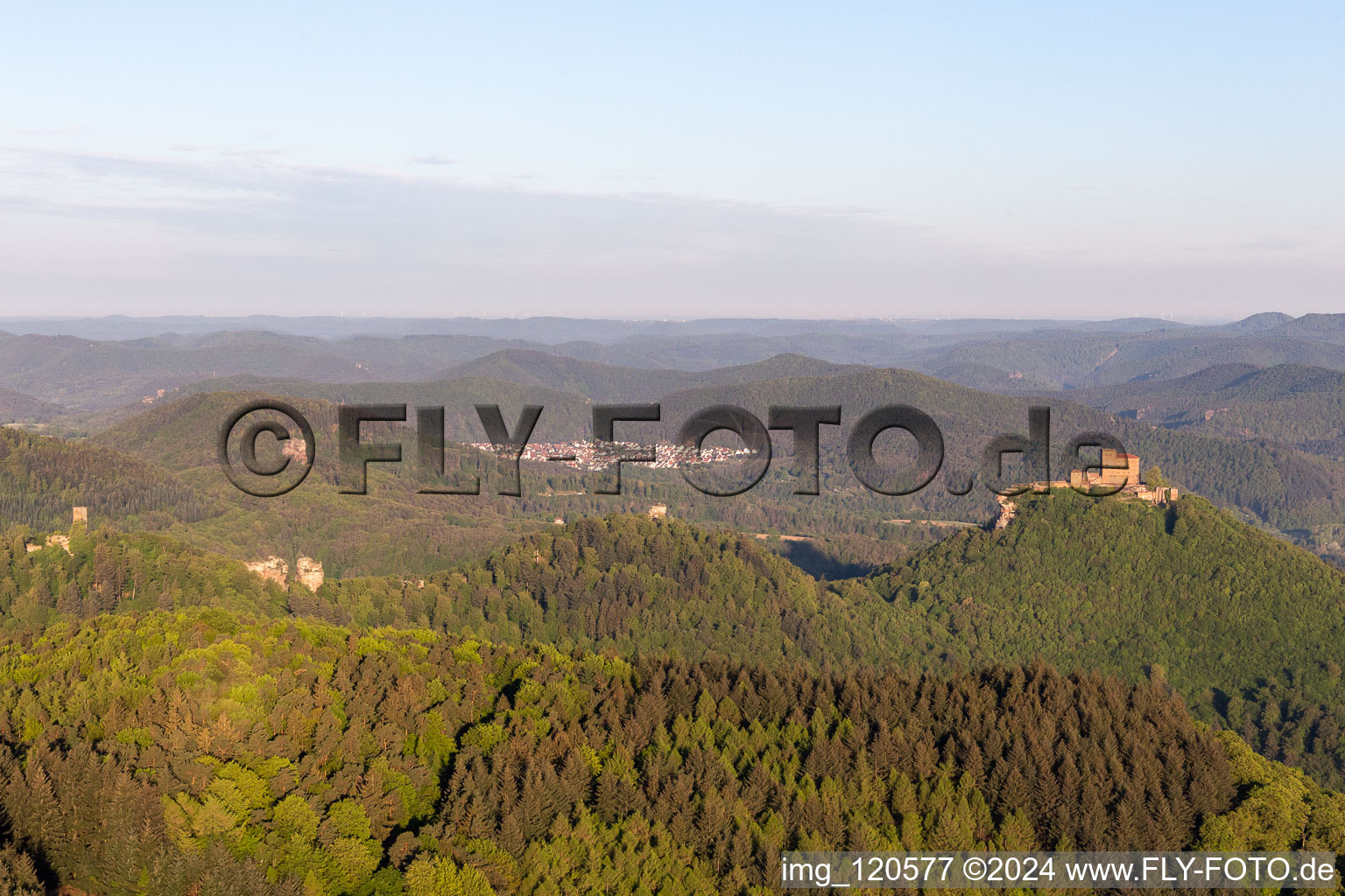 Vue aérienne de Châteaux de Trifels, Anebos et Scharfenberg à le quartier Bindersbach in Annweiler am Trifels dans le département Rhénanie-Palatinat, Allemagne