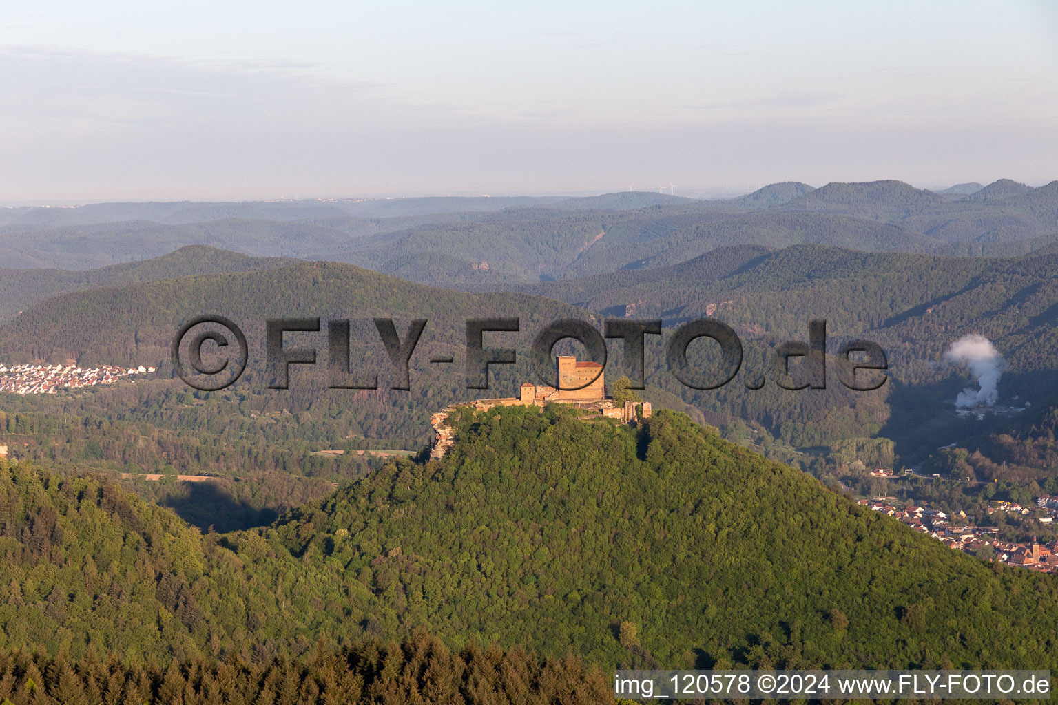 Vue aérienne de Châteaux de Trifels, Anebos et Scharfenberg à le quartier Bindersbach in Annweiler am Trifels dans le département Rhénanie-Palatinat, Allemagne