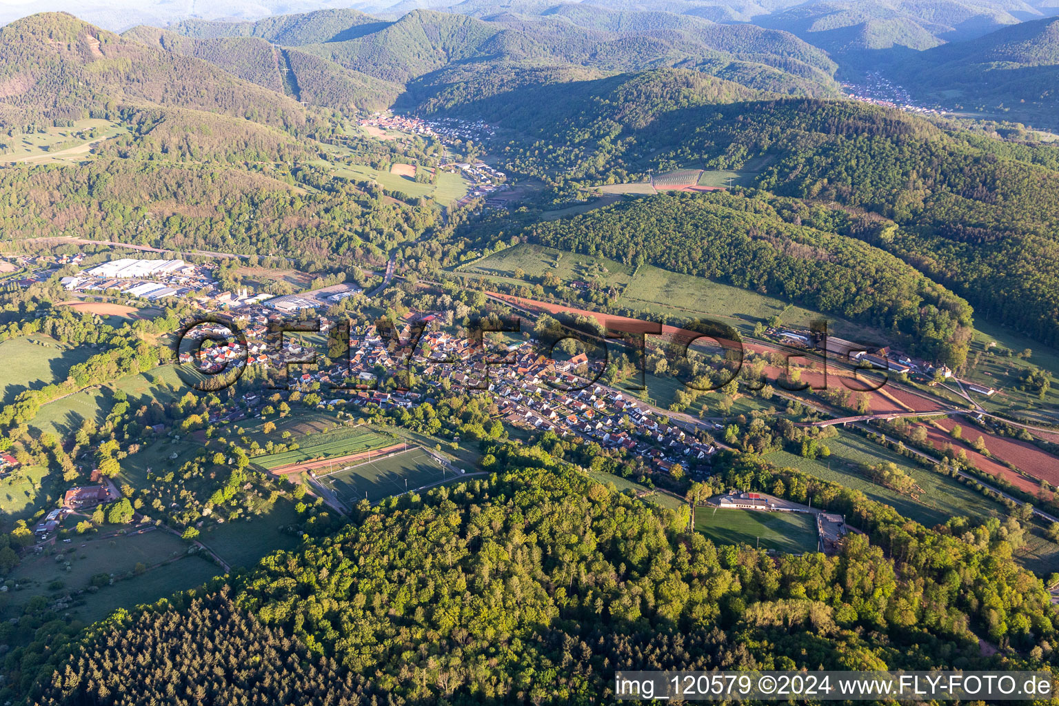 Annweiler am Trifels dans le département Rhénanie-Palatinat, Allemagne vue du ciel