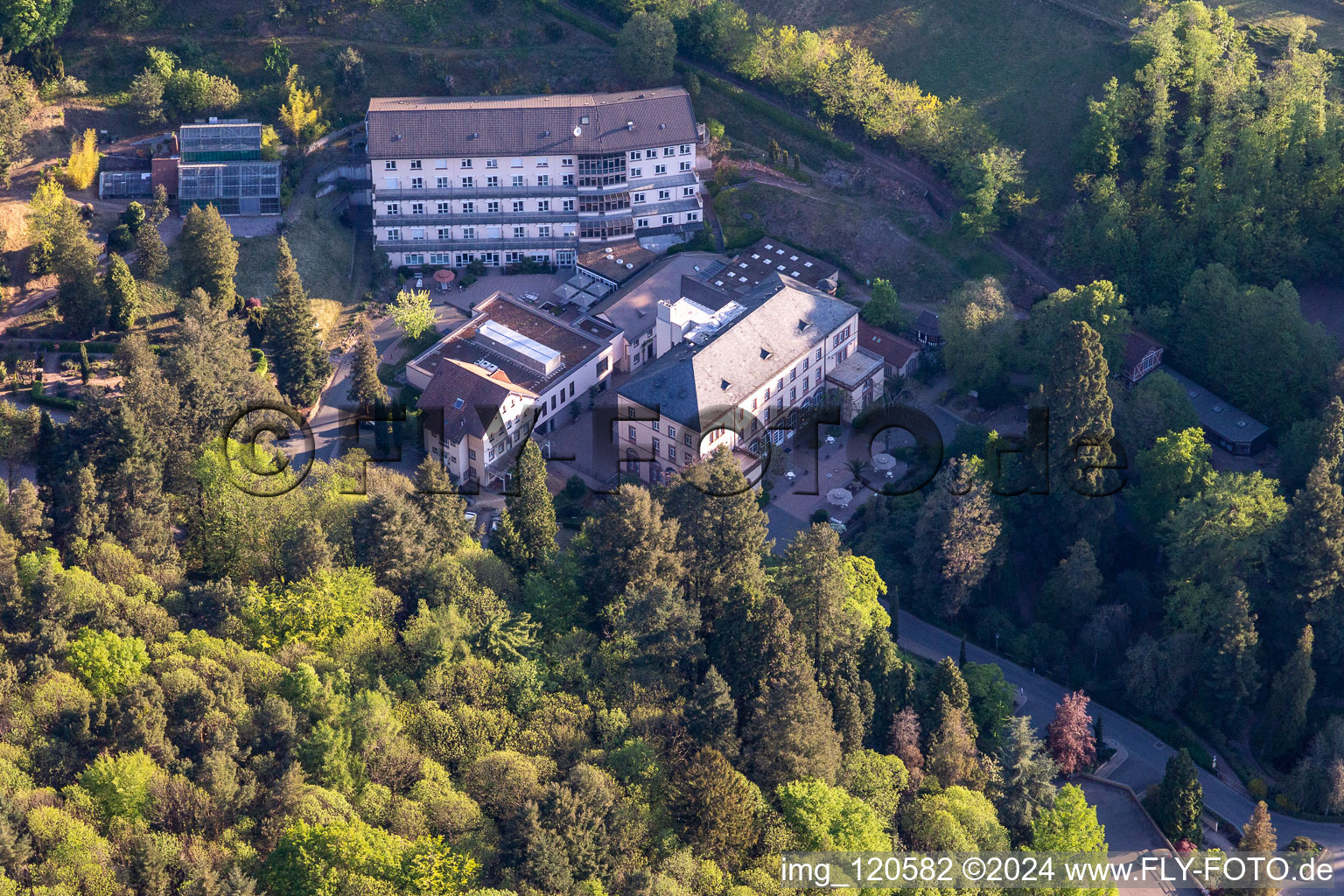 Vue aérienne de Terrain du centre de conférence ZEN Südpfalz (ZEN Meditation Neustadt, Speyer) à Gleisweiler dans le département Rhénanie-Palatinat, Allemagne