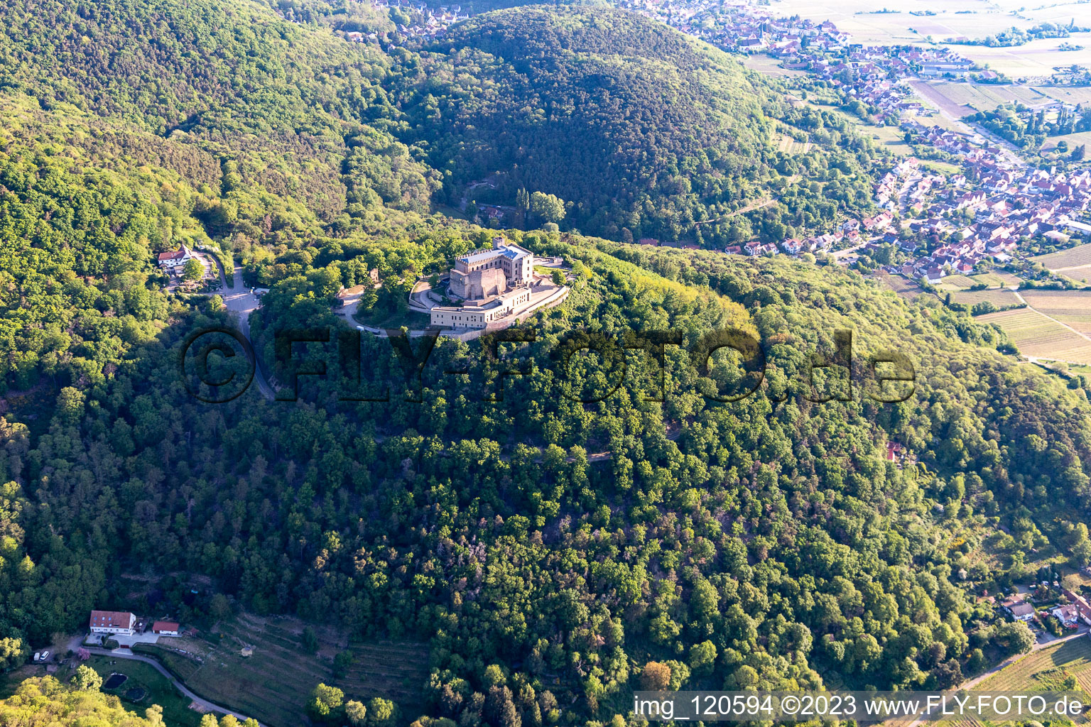 Château de Hambach à le quartier Diedesfeld in Neustadt an der Weinstraße dans le département Rhénanie-Palatinat, Allemagne depuis l'avion