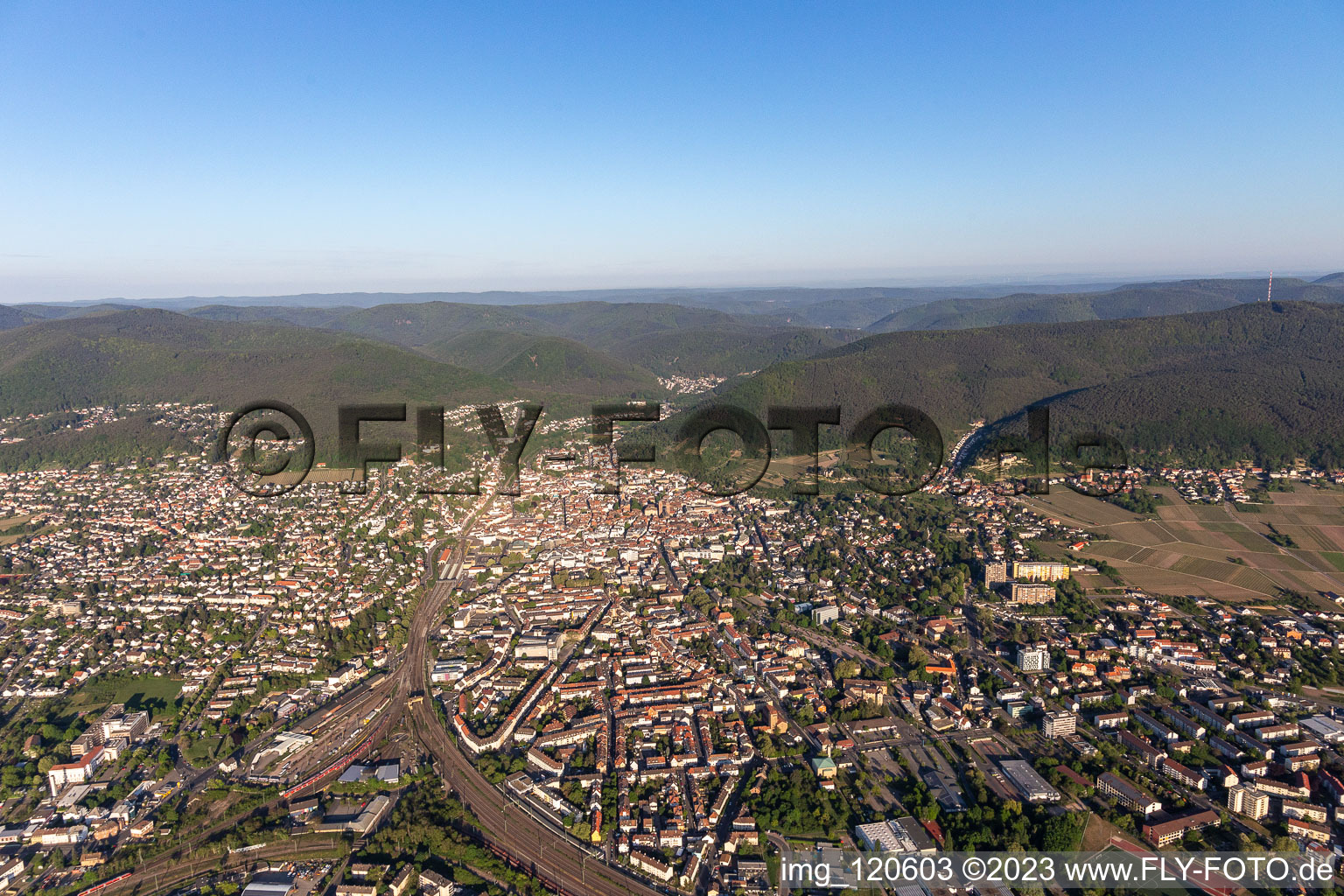 Vue aérienne de Gleisdreieck et Speyerbachtal à Neustadt an der Weinstraße dans le département Rhénanie-Palatinat, Allemagne