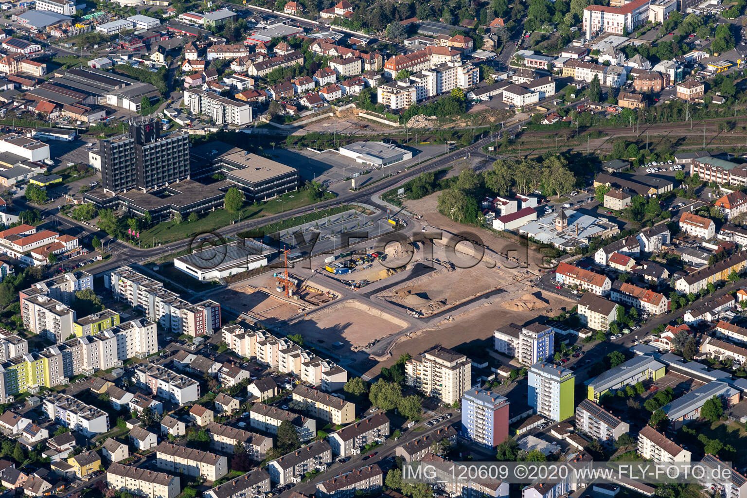 Vue aérienne de Chantier devant Deutsche Telekom à Neustadt an der Weinstraße dans le département Rhénanie-Palatinat, Allemagne