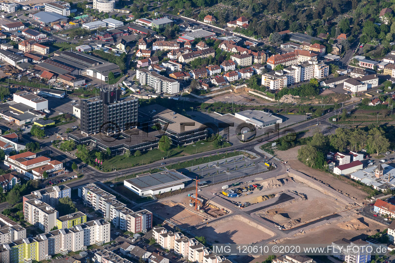 Vue aérienne de Chantier devant Deutsche Telekom à Neustadt an der Weinstraße dans le département Rhénanie-Palatinat, Allemagne