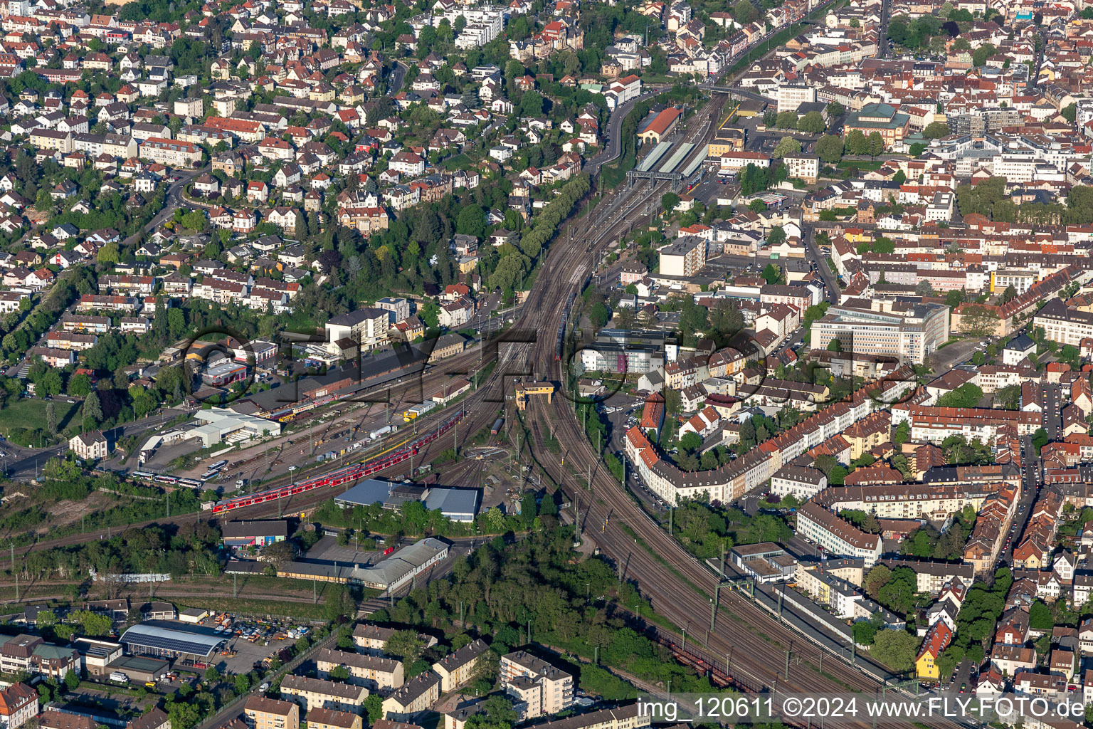 Vue aérienne de Tracé du passage à niveau des systèmes ferroviaires et ferroviaires de la Deutsche Bahn à Neustadt an der Weinstraße dans le département Rhénanie-Palatinat, Allemagne