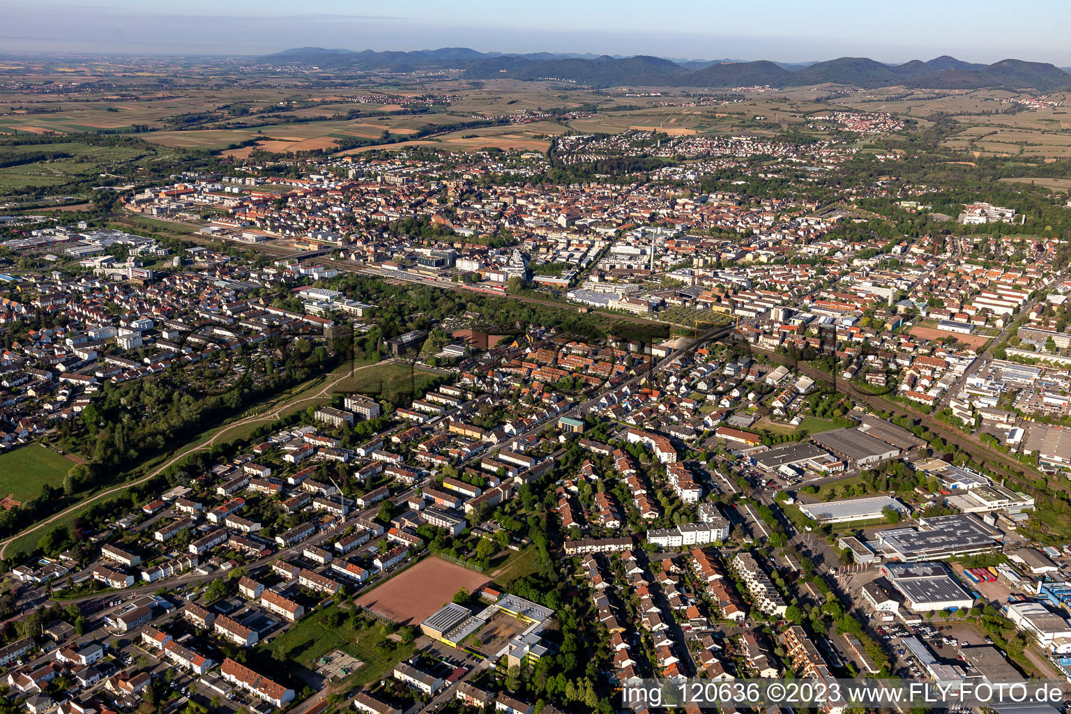 Vue aérienne de Horststrasse à le quartier Queichheim in Landau in der Pfalz dans le département Rhénanie-Palatinat, Allemagne