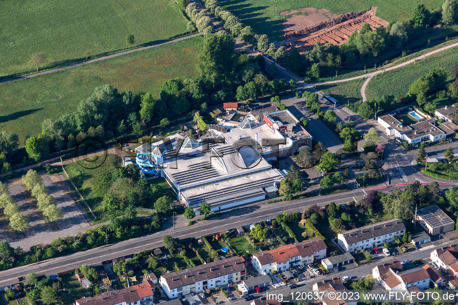 Vue aérienne de L.A. Ola à le quartier Queichheim in Landau in der Pfalz dans le département Rhénanie-Palatinat, Allemagne