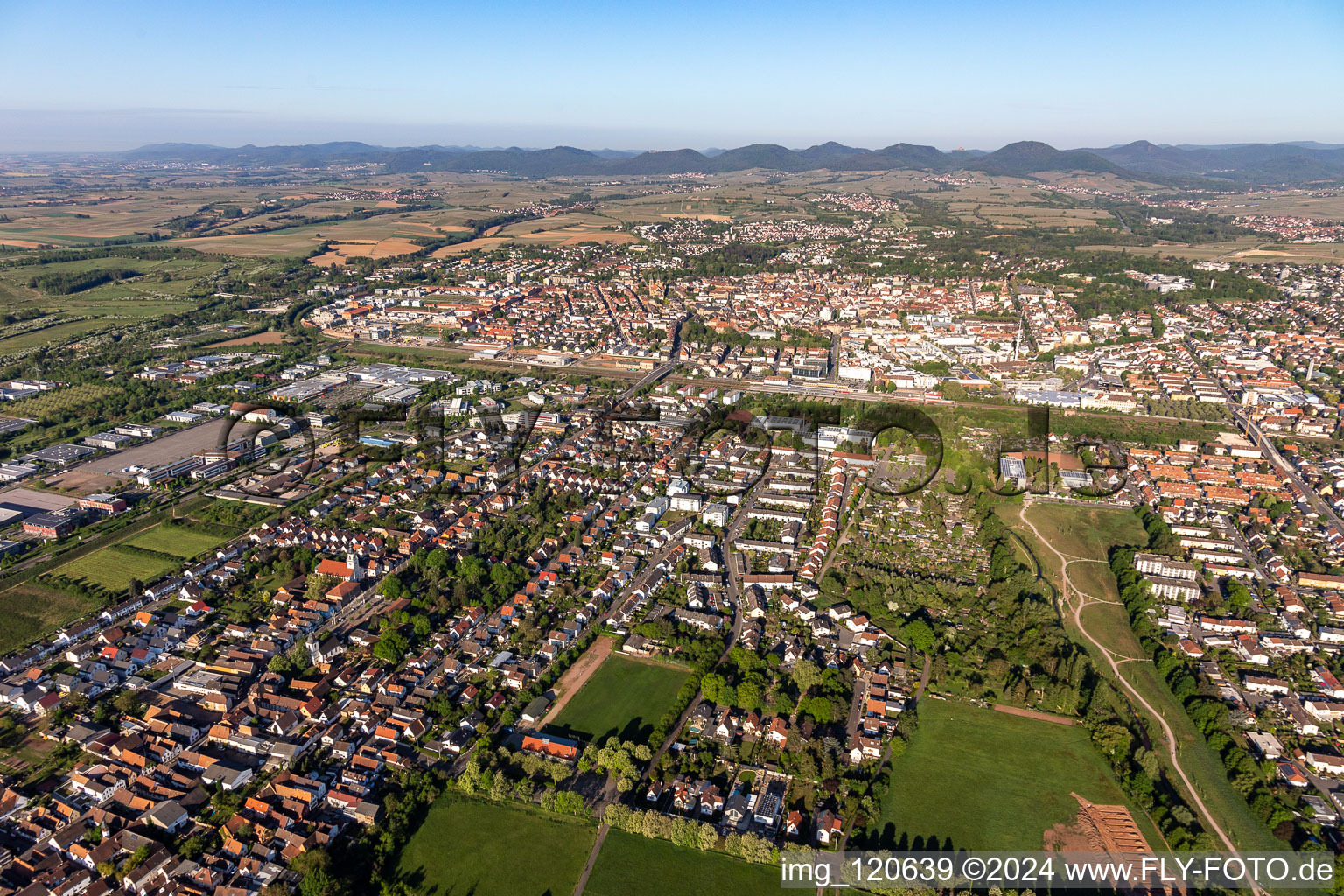 Vue aérienne de Zone urbaine avec périphérie et centre-ville à le quartier Queichheim in Landau in der Pfalz dans le département Rhénanie-Palatinat, Allemagne