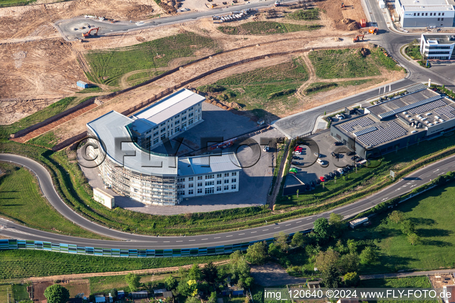 Vue aérienne de Ensemble de bureaux et d'immeubles commerciaux Hermann-Staudinger-Straße en Queichheim à le quartier Queichheim in Landau in der Pfalz dans le département Rhénanie-Palatinat, Allemagne