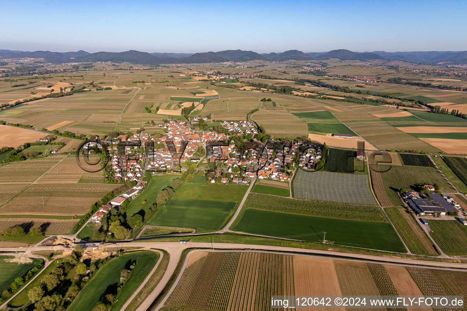 Vue aérienne de Champs et devant le Haardtrand de la forêt du Palatinat à Impflingen dans le département Rhénanie-Palatinat, Allemagne