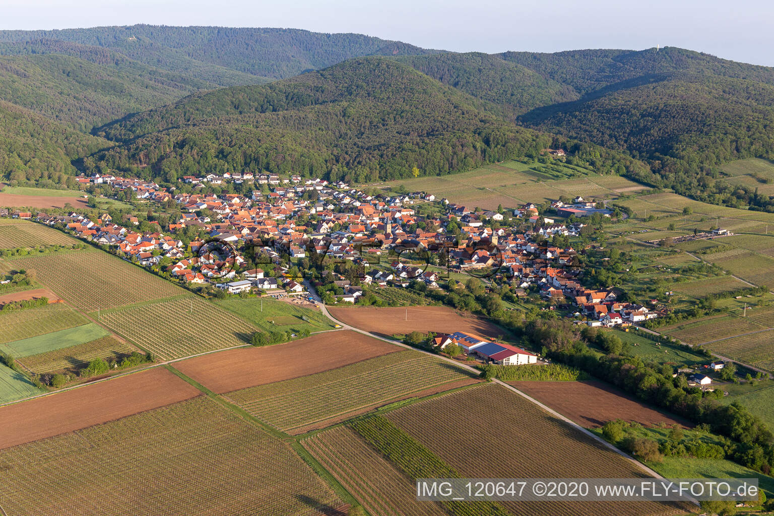 Enregistrement par drone de Oberotterbach dans le département Rhénanie-Palatinat, Allemagne