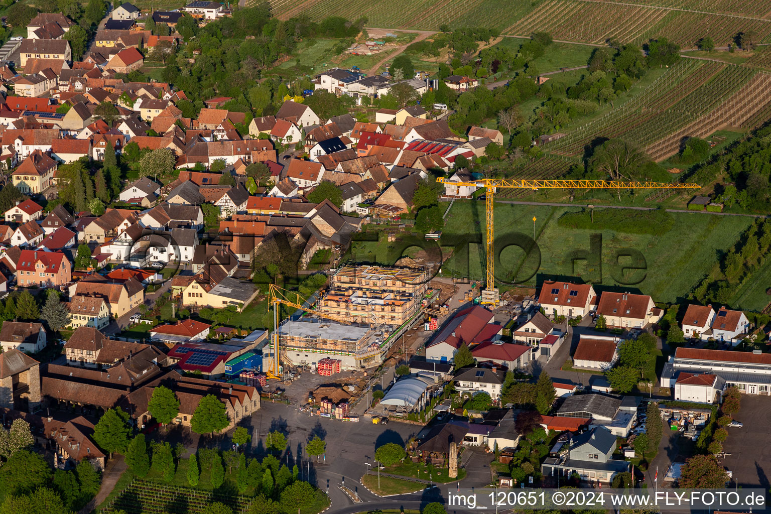 Vue aérienne de Nouveau bâtiment derrière la porte du vin à Schweigen à le quartier Schweigen in Schweigen-Rechtenbach dans le département Rhénanie-Palatinat, Allemagne