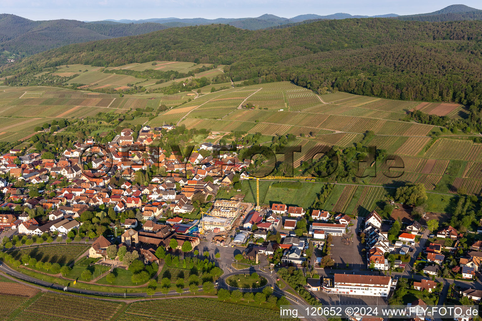 Vue aérienne de Nouveau bâtiment derrière la porte du vin à Schweigen à le quartier Schweigen in Schweigen-Rechtenbach dans le département Rhénanie-Palatinat, Allemagne