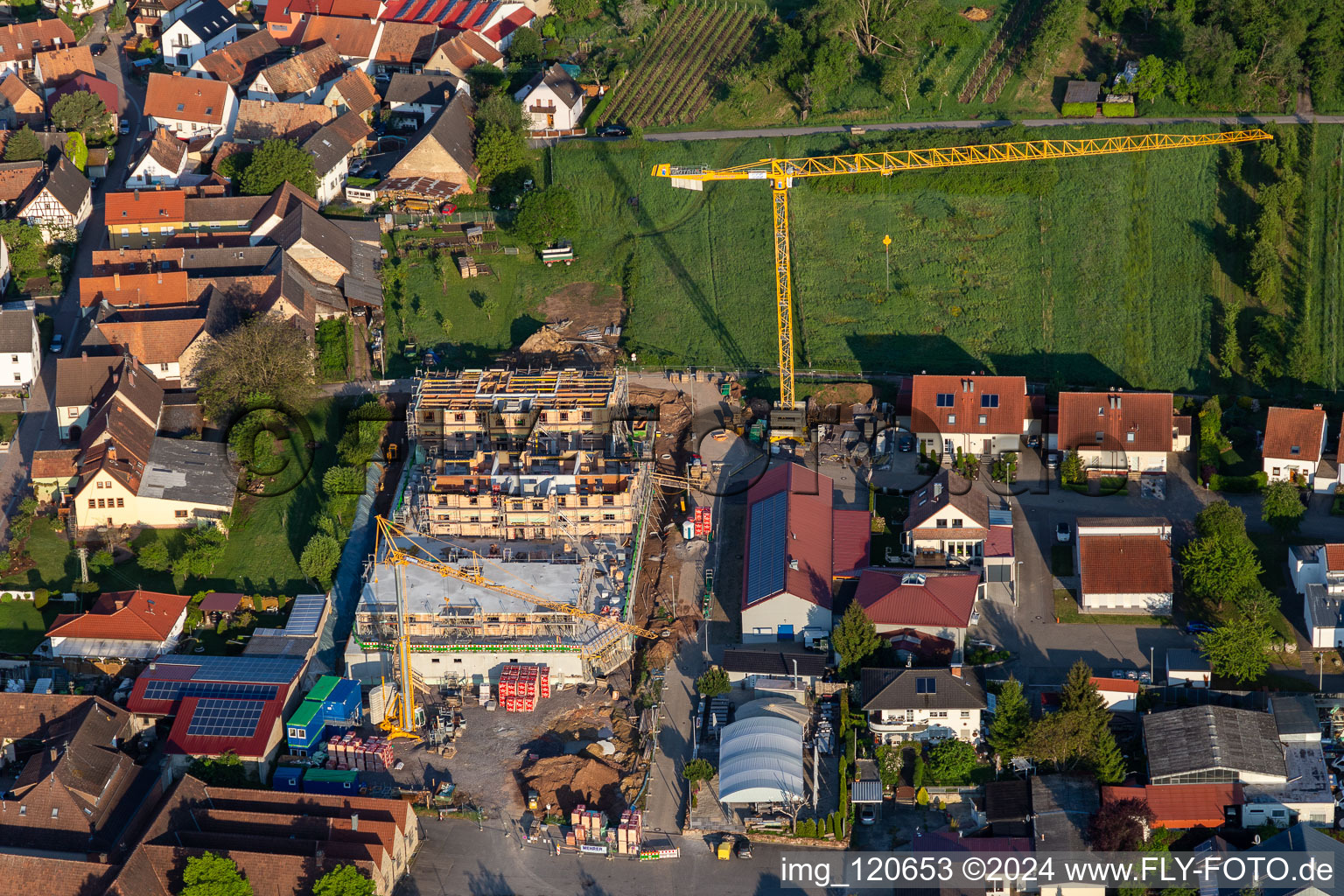 Photographie aérienne de Nouveau bâtiment derrière la porte du vin à Schweigen à le quartier Schweigen in Schweigen-Rechtenbach dans le département Rhénanie-Palatinat, Allemagne