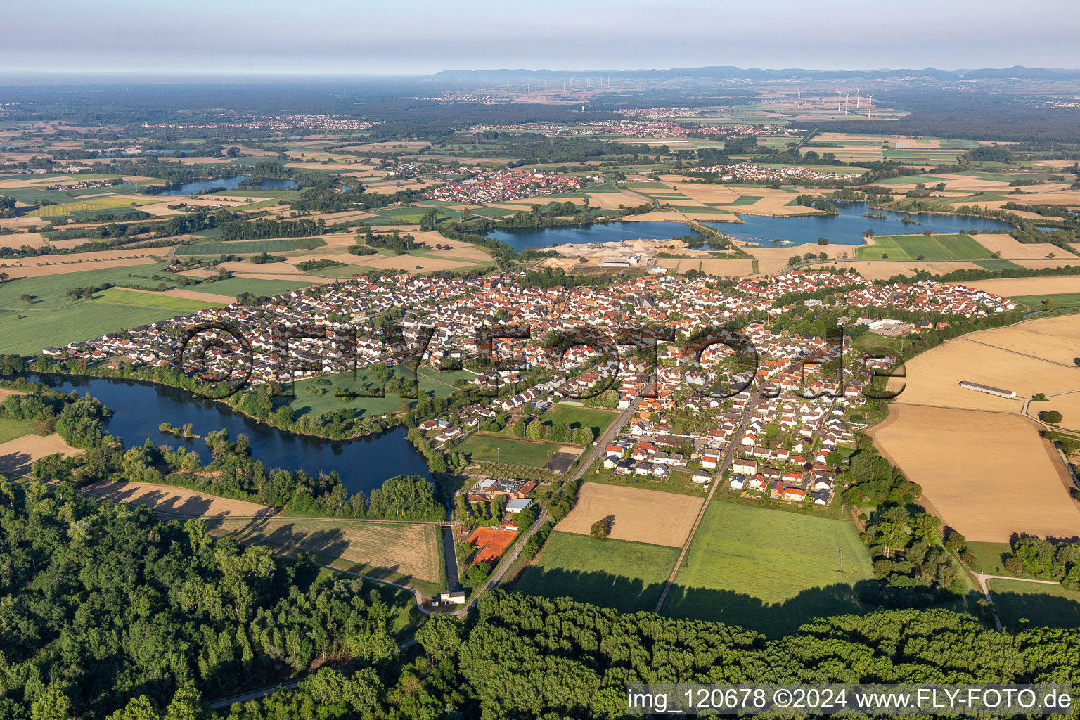 Vue aérienne de Champs agricoles et surfaces utilisables à Leimersheim dans le département Rhénanie-Palatinat, Allemagne