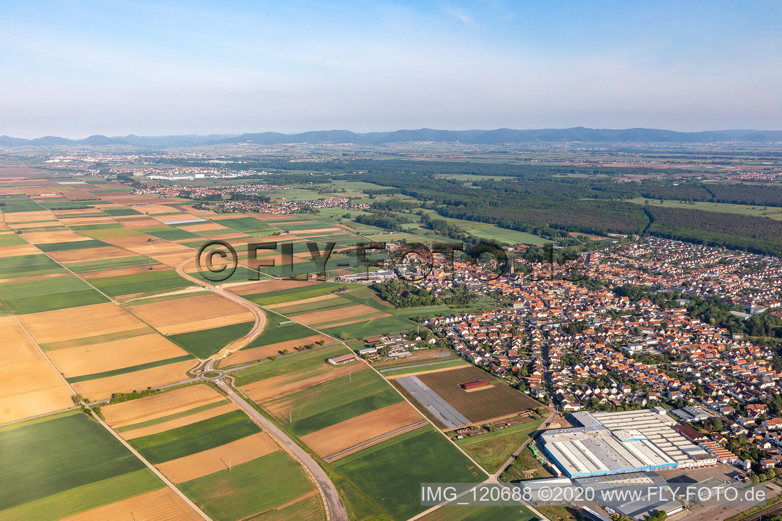 Vue aérienne de Vue des rues et des maisons des quartiers résidentiels à Bellheim dans le département Rhénanie-Palatinat, Allemagne