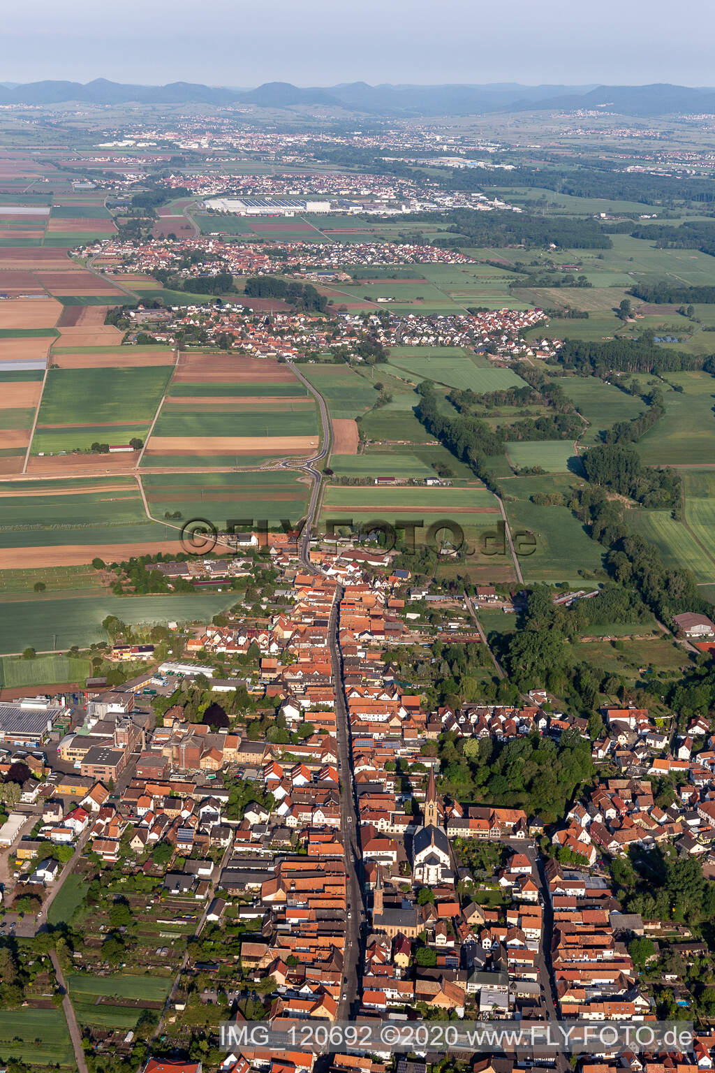 Vue aérienne de Vue des rues et des maisons des quartiers résidentiels à Bellheim dans le département Rhénanie-Palatinat, Allemagne