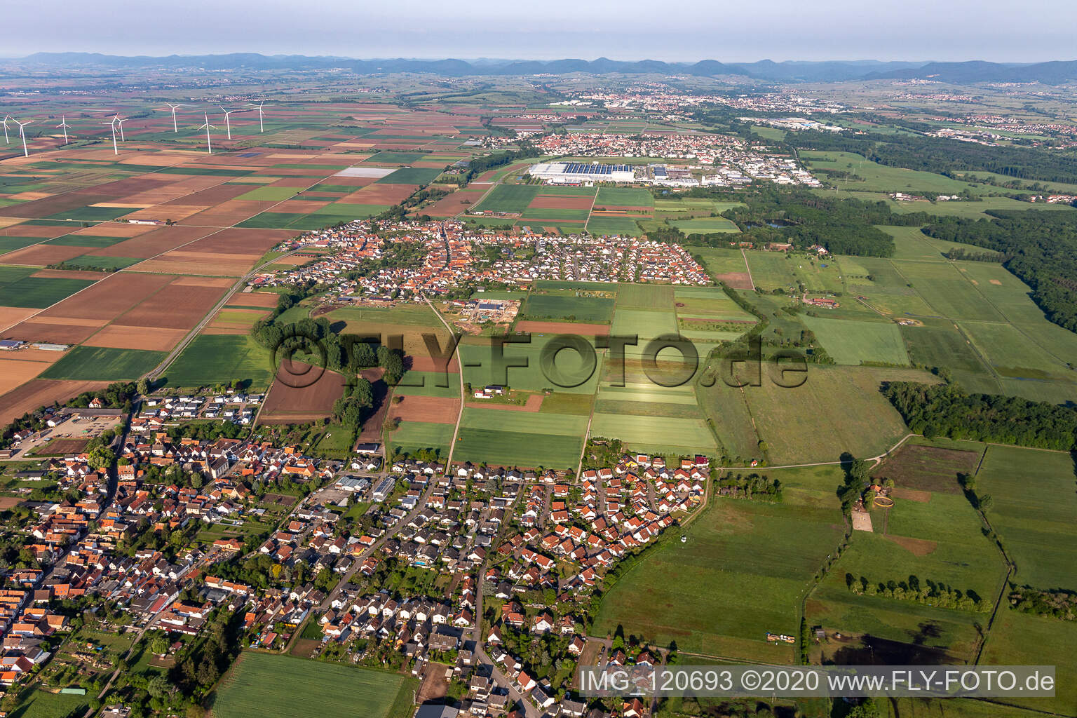 Vue aérienne de Vue de la ville de Knittelheim, Ottersheim près de Landau et Offenbach an der Queich à Knittelsheim dans le département Rhénanie-Palatinat, Allemagne