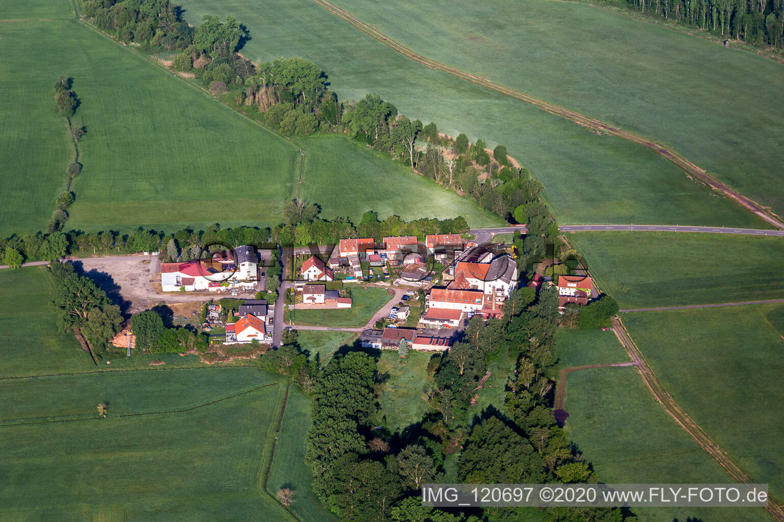 Vue aérienne de Neumühle à Offenbach an der Queich dans le département Rhénanie-Palatinat, Allemagne