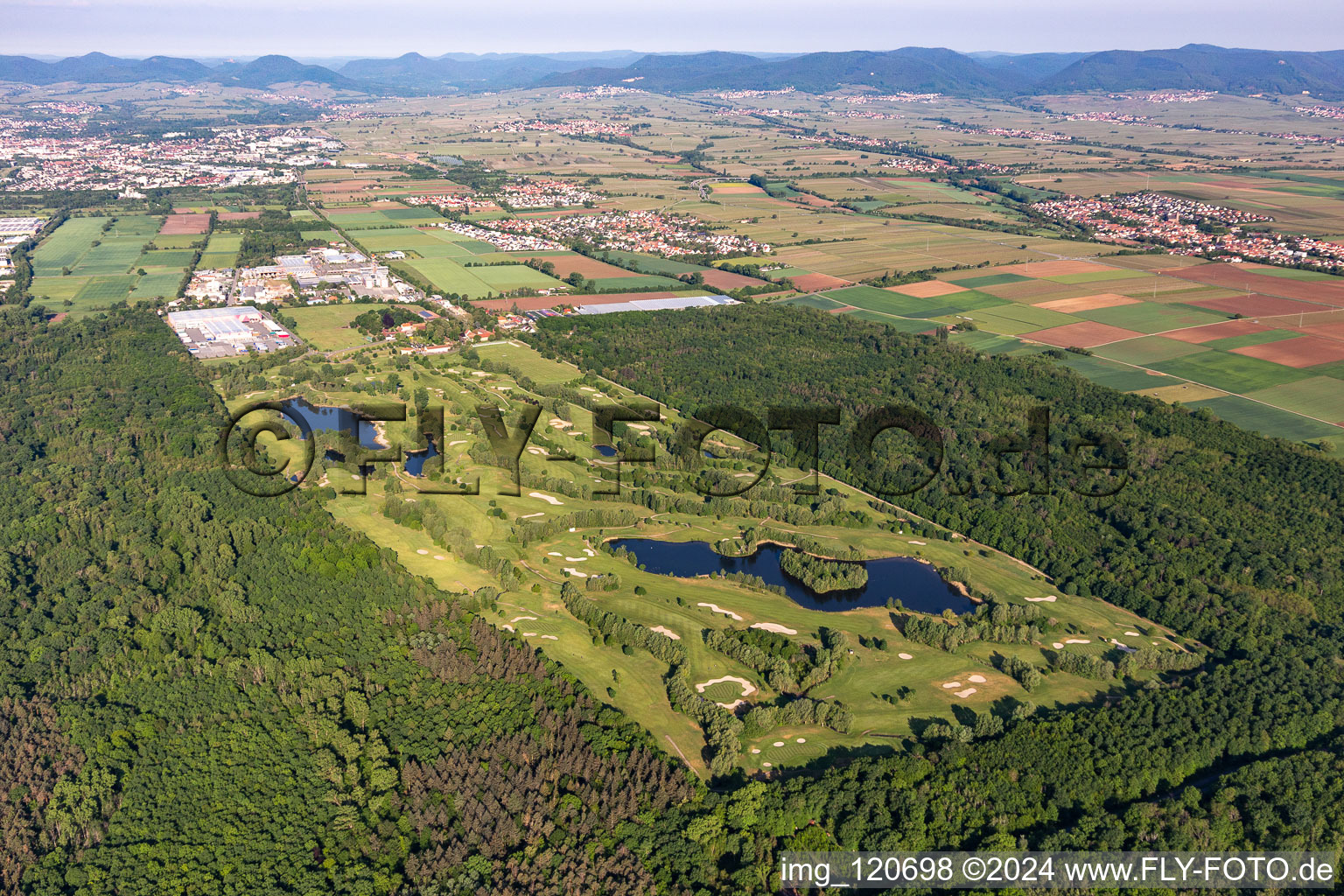 Vue aérienne de Terrain du terrain de golf Dreihof dans la brume matinale à le quartier Dreihof in Essingen dans le département Rhénanie-Palatinat, Allemagne