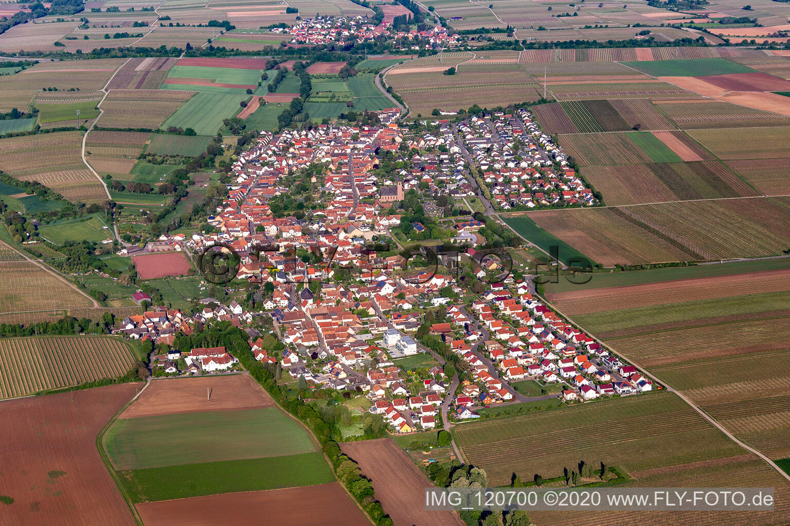 Vue d'oiseau de Essingen dans le département Rhénanie-Palatinat, Allemagne