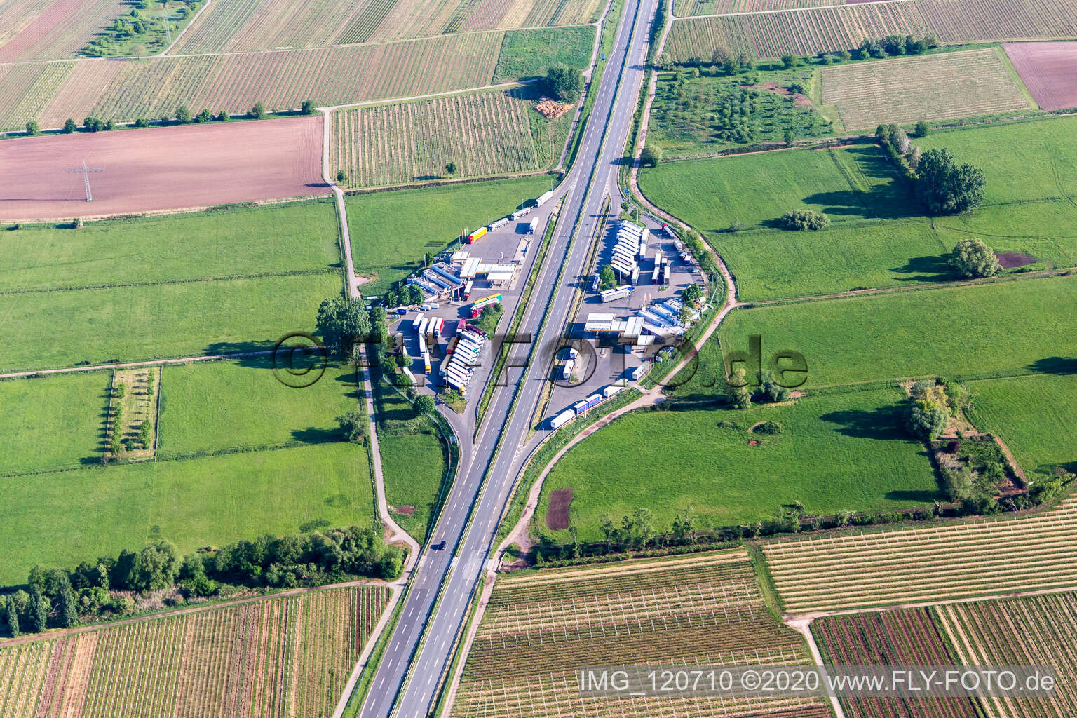 Vue aérienne de Aire d'autoroute Weinstrasse sur l'A65 à Edesheim dans le département Rhénanie-Palatinat, Allemagne