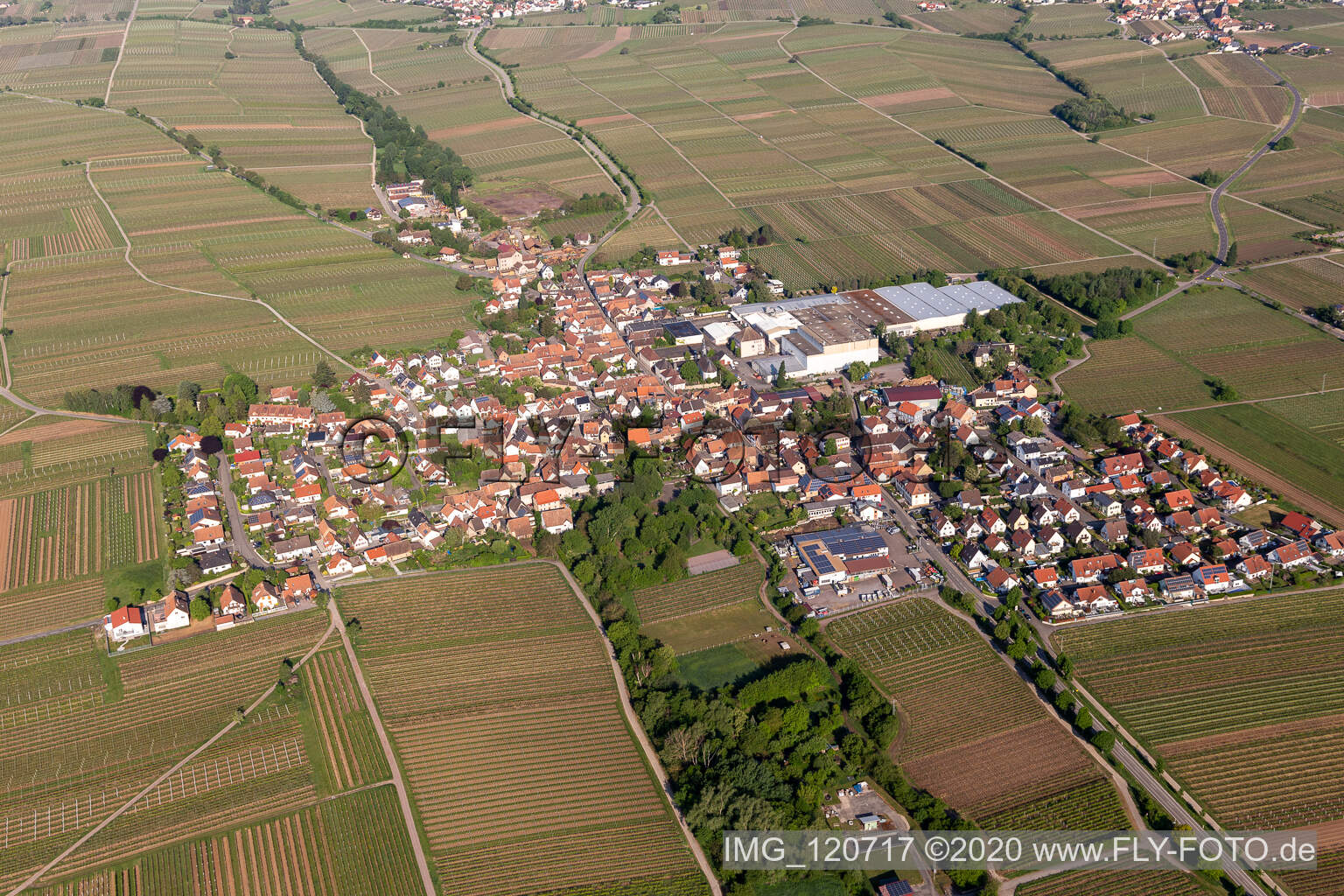 Vue aérienne de Vue des rues et des maisons des quartiers résidentiels à Böchingen dans le département Rhénanie-Palatinat, Allemagne