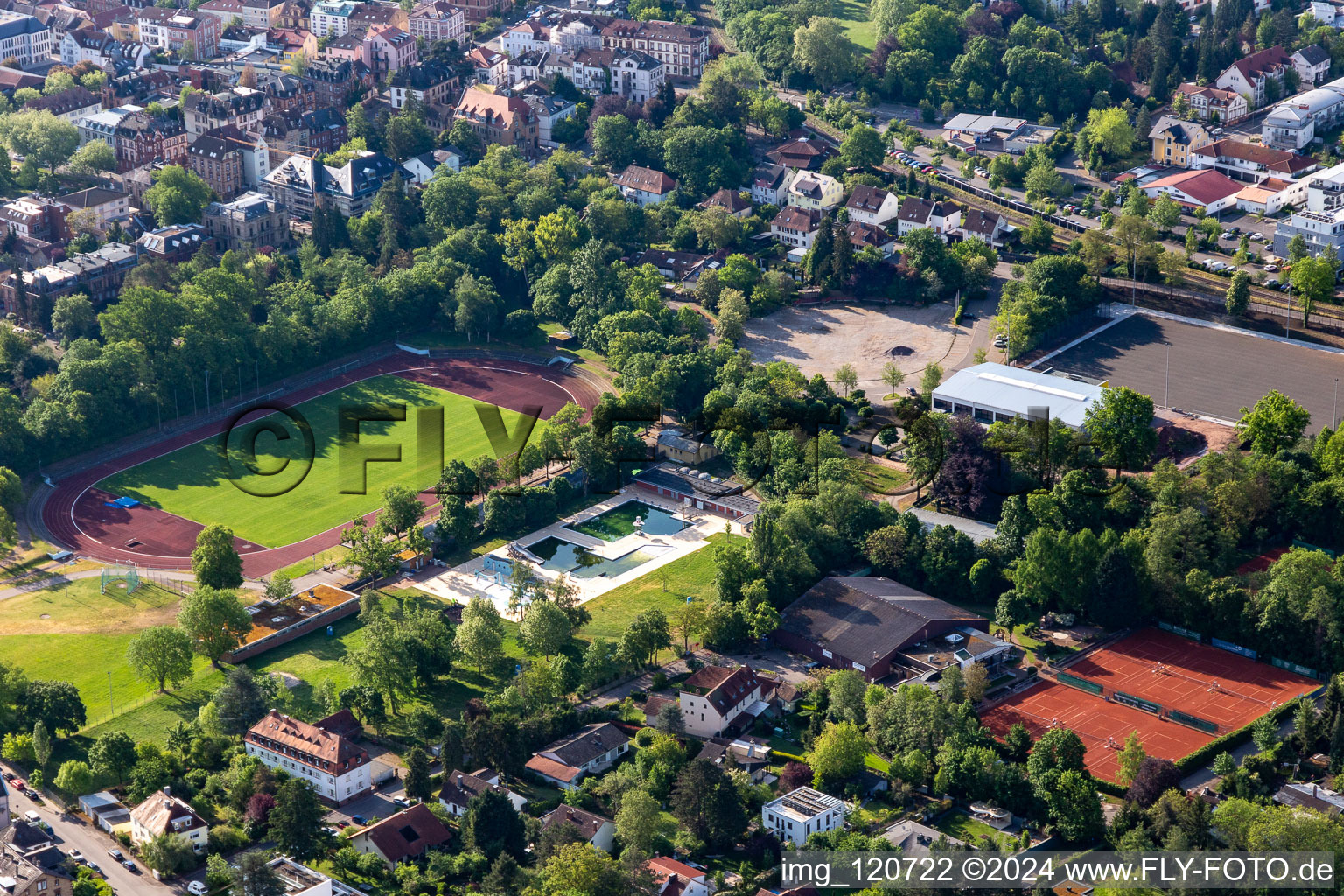 Vue aérienne de Südpfalzstadion sans salle de sport à Landau in der Pfalz dans le département Rhénanie-Palatinat, Allemagne