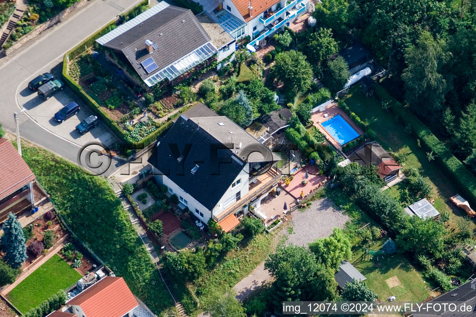 Quartier Gräfenhausen in Annweiler am Trifels dans le département Rhénanie-Palatinat, Allemagne du point de vue du drone