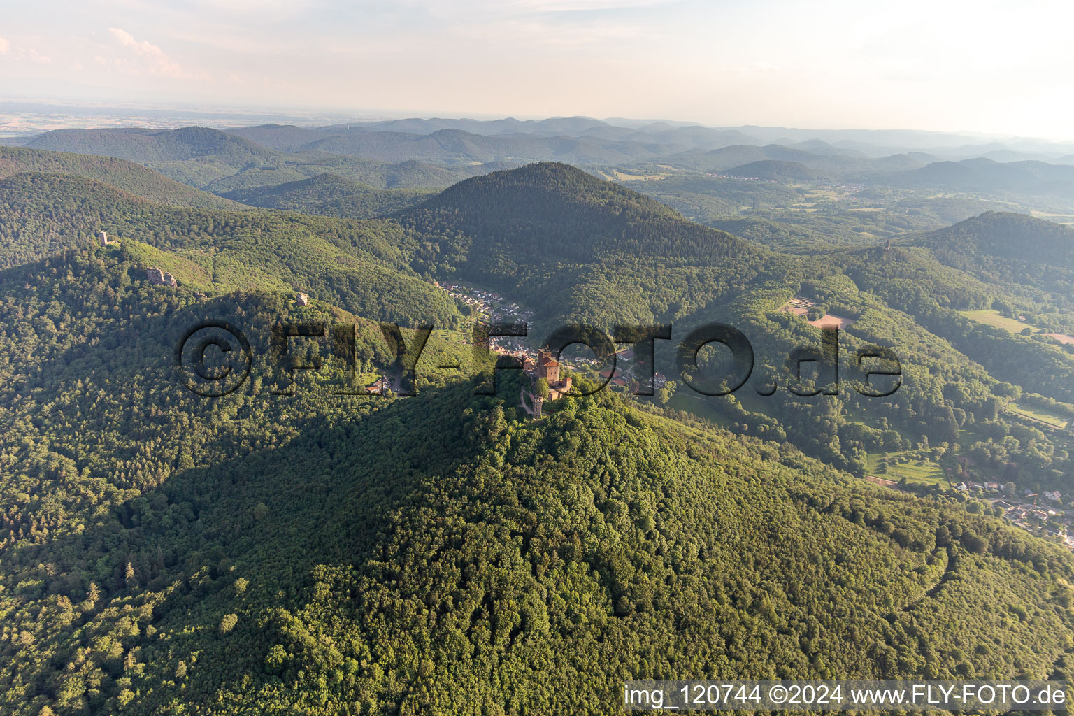 Vue aérienne de Bagatelles à Annweiler am Trifels dans le département Rhénanie-Palatinat, Allemagne