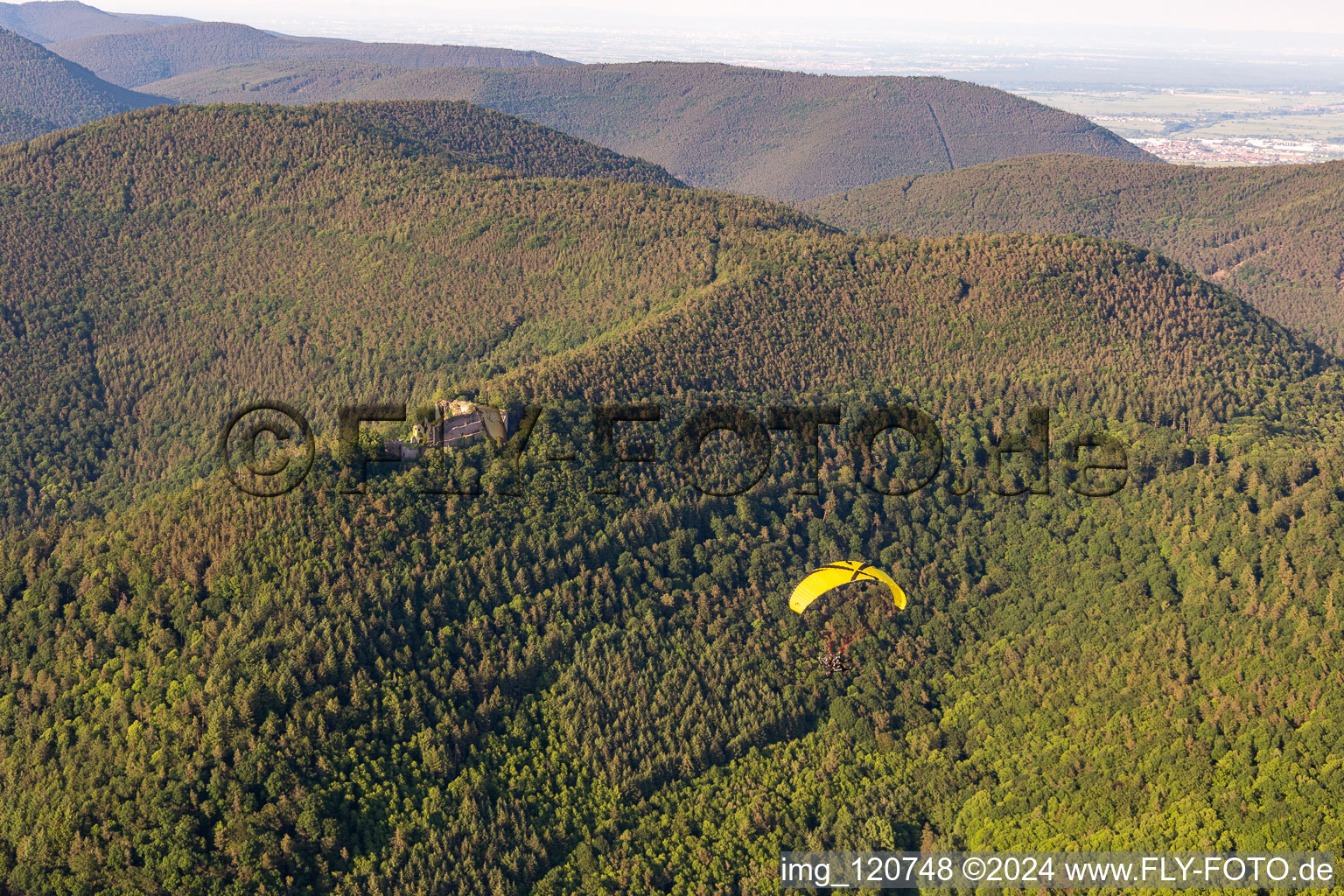 Dernbach dans le département Rhénanie-Palatinat, Allemagne depuis l'avion