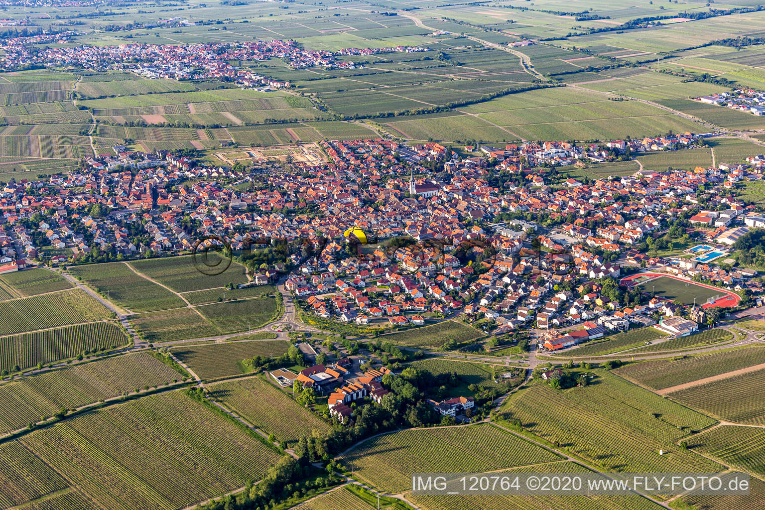 Enregistrement par drone de Maikammer dans le département Rhénanie-Palatinat, Allemagne