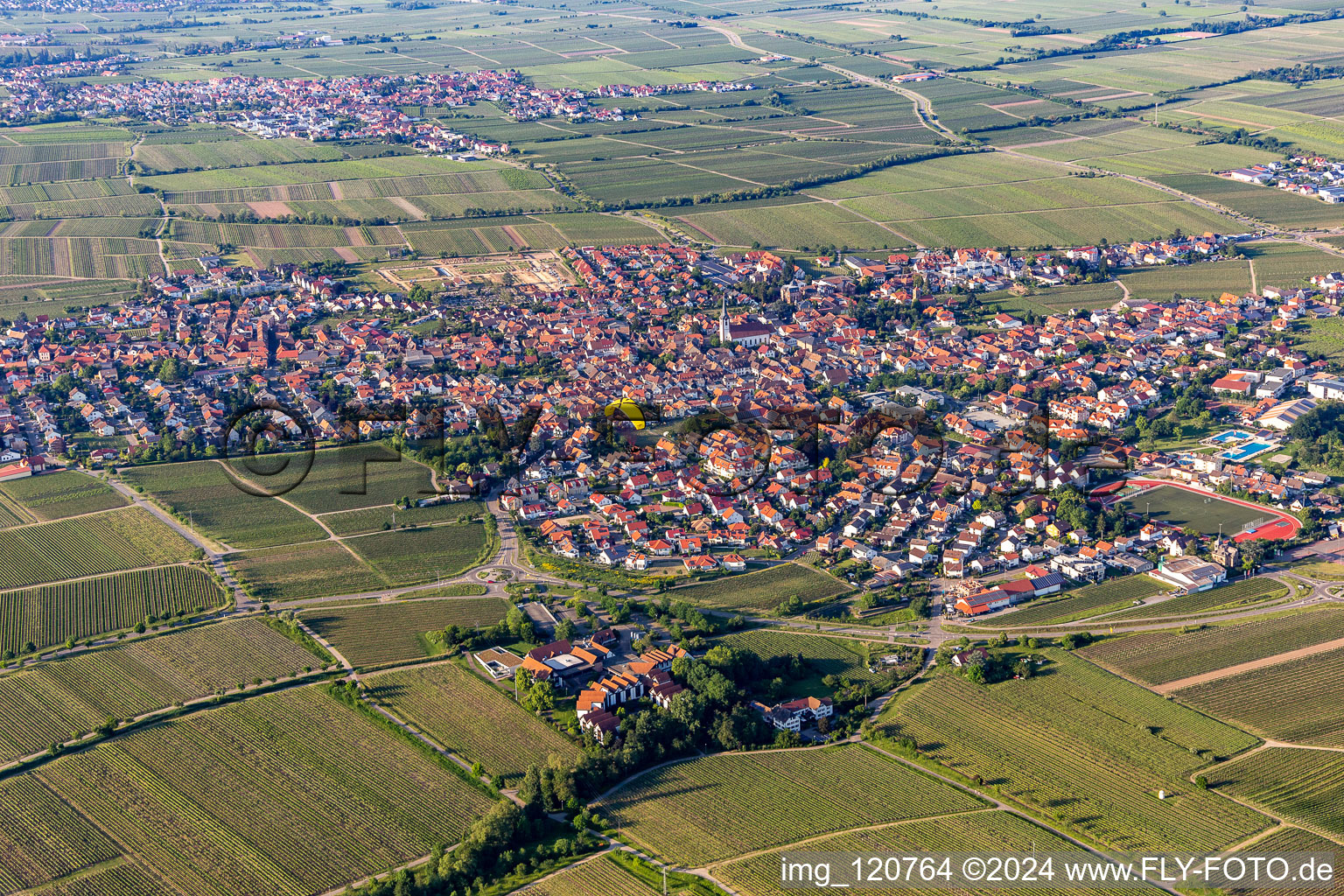 Enregistrement par drone de Maikammer dans le département Rhénanie-Palatinat, Allemagne