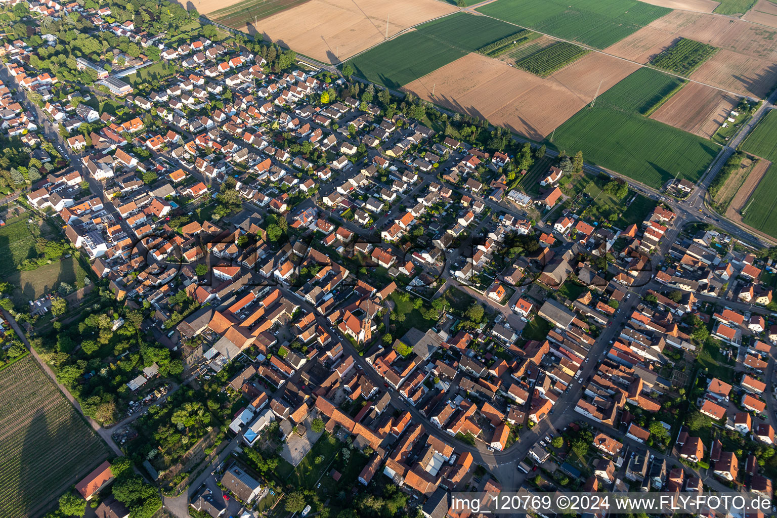 Vue aérienne de Oberhochstadt dans le département Rhénanie-Palatinat, Allemagne