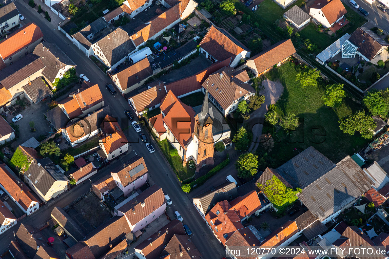 Vue aérienne de Église évangélique d'Oberdorf à le quartier Niederhochstadt in Hochstadt dans le département Rhénanie-Palatinat, Allemagne