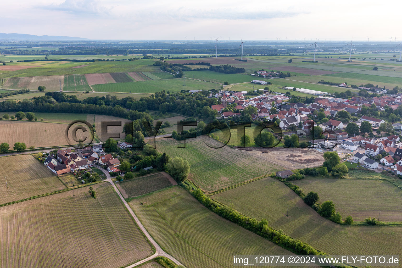 Minfeld dans le département Rhénanie-Palatinat, Allemagne depuis l'avion