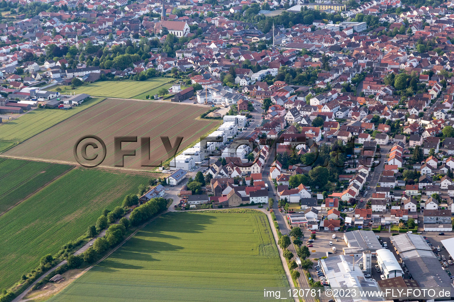 Vue aérienne de Raiffeisenstr. à le quartier Herxheim in Herxheim bei Landau dans le département Rhénanie-Palatinat, Allemagne