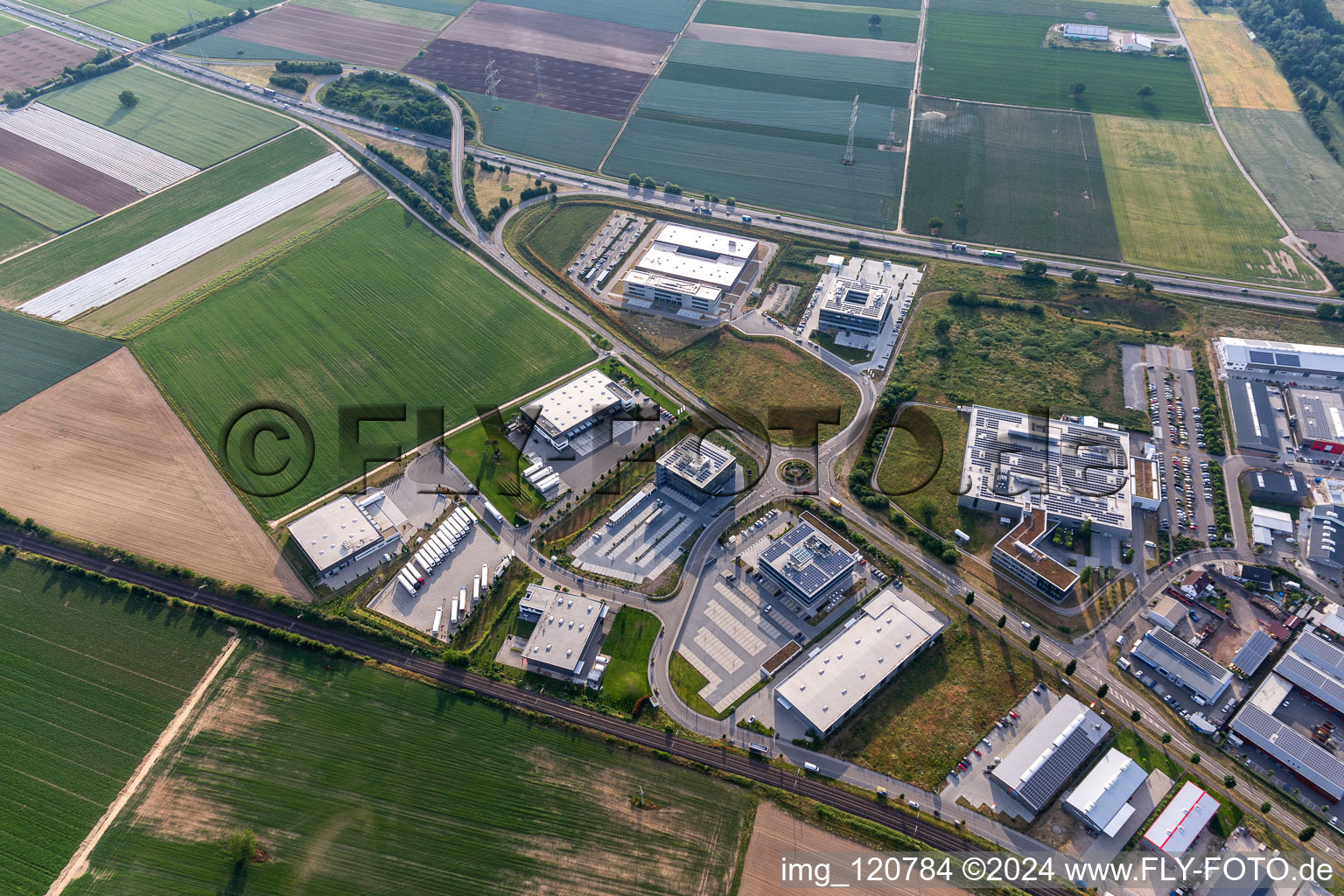 Vue aérienne de Zone industrielle et commerciale nord avec ITK Engineering GmbH, DBK David + Baader, Transac et Fischer Fahrradmarke à Rülzheim dans le département Rhénanie-Palatinat, Allemagne