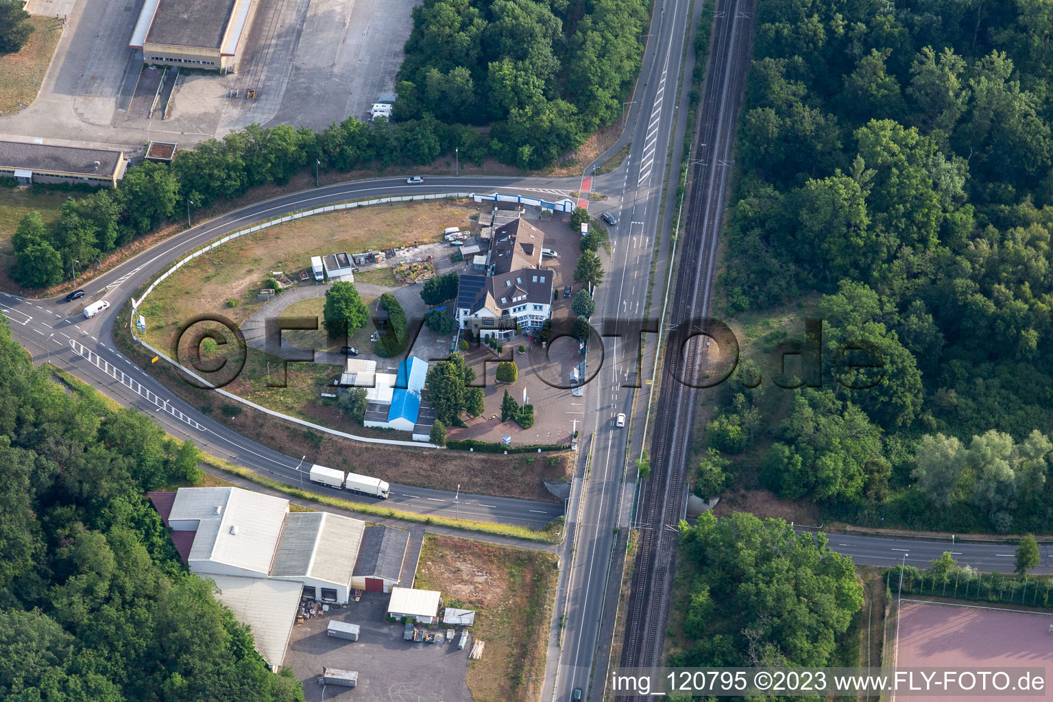 Vue aérienne de Maison de constructeur Roth à le quartier Sondernheim in Germersheim dans le département Rhénanie-Palatinat, Allemagne