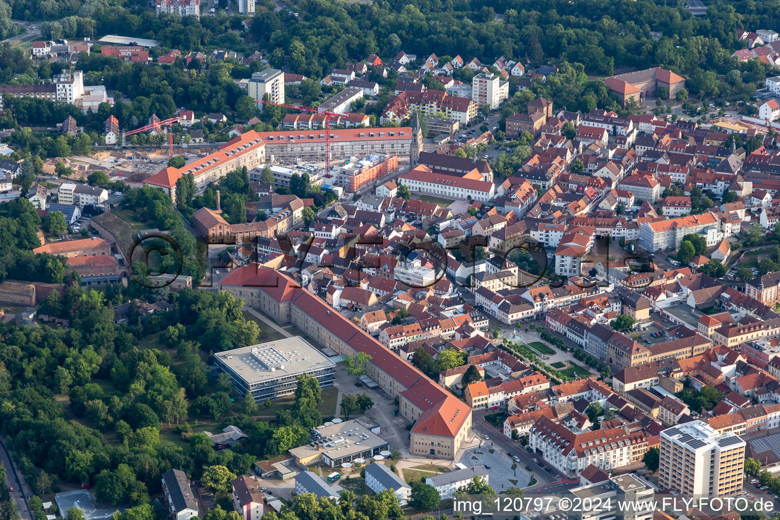 Vue aérienne de Campus universitaire FTSK à Germersheim dans le département Rhénanie-Palatinat, Allemagne