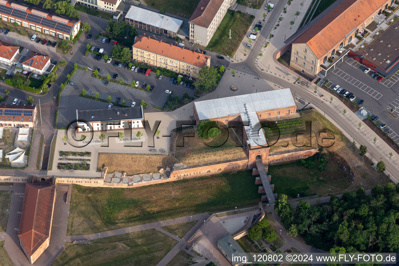 Vue aérienne de Tourisme. Centre culturel et touristique à Germersheim dans le département Rhénanie-Palatinat, Allemagne