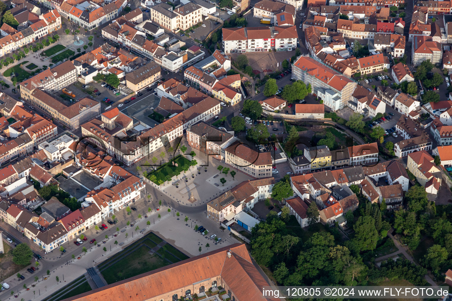 Vue aérienne de Luitpoldplatz, administration du district à Germersheim dans le département Rhénanie-Palatinat, Allemagne