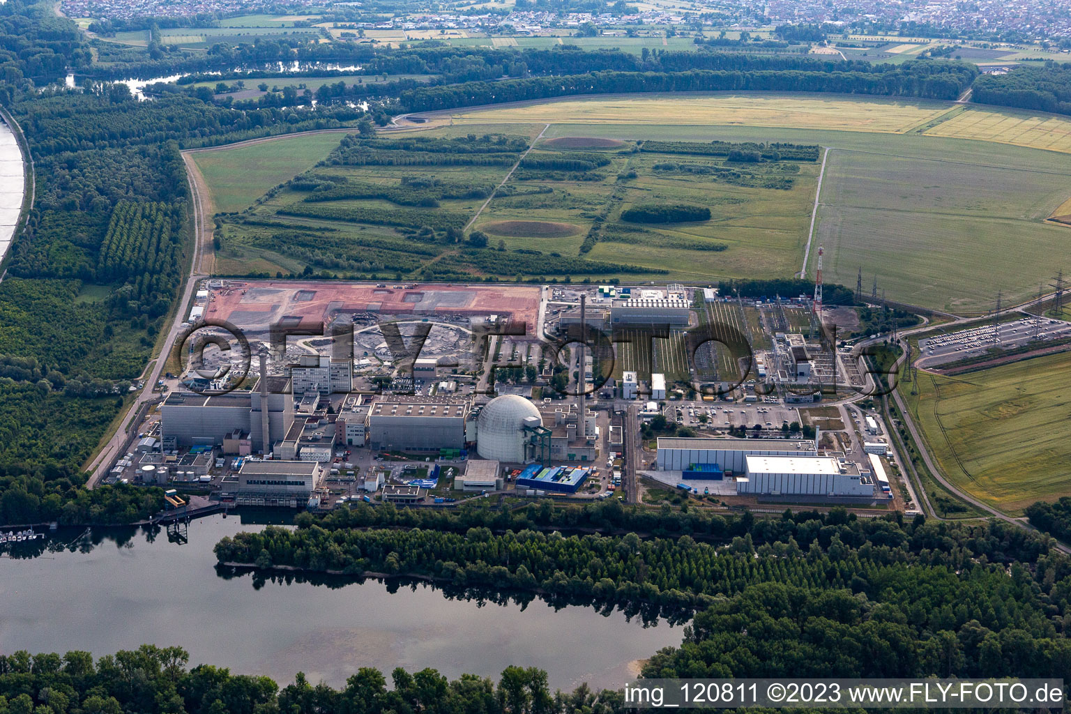 Vue aérienne de Vestiges des blocs réacteurs et installations déclassés de la centrale nucléaire - NPP Kernkraft EnBW Kernkraft GmbH, centrale nucléaire Philippsburg et décombres des deux tours de refroidissement à Philippsburg dans le département Bade-Wurtemberg, Allemagne