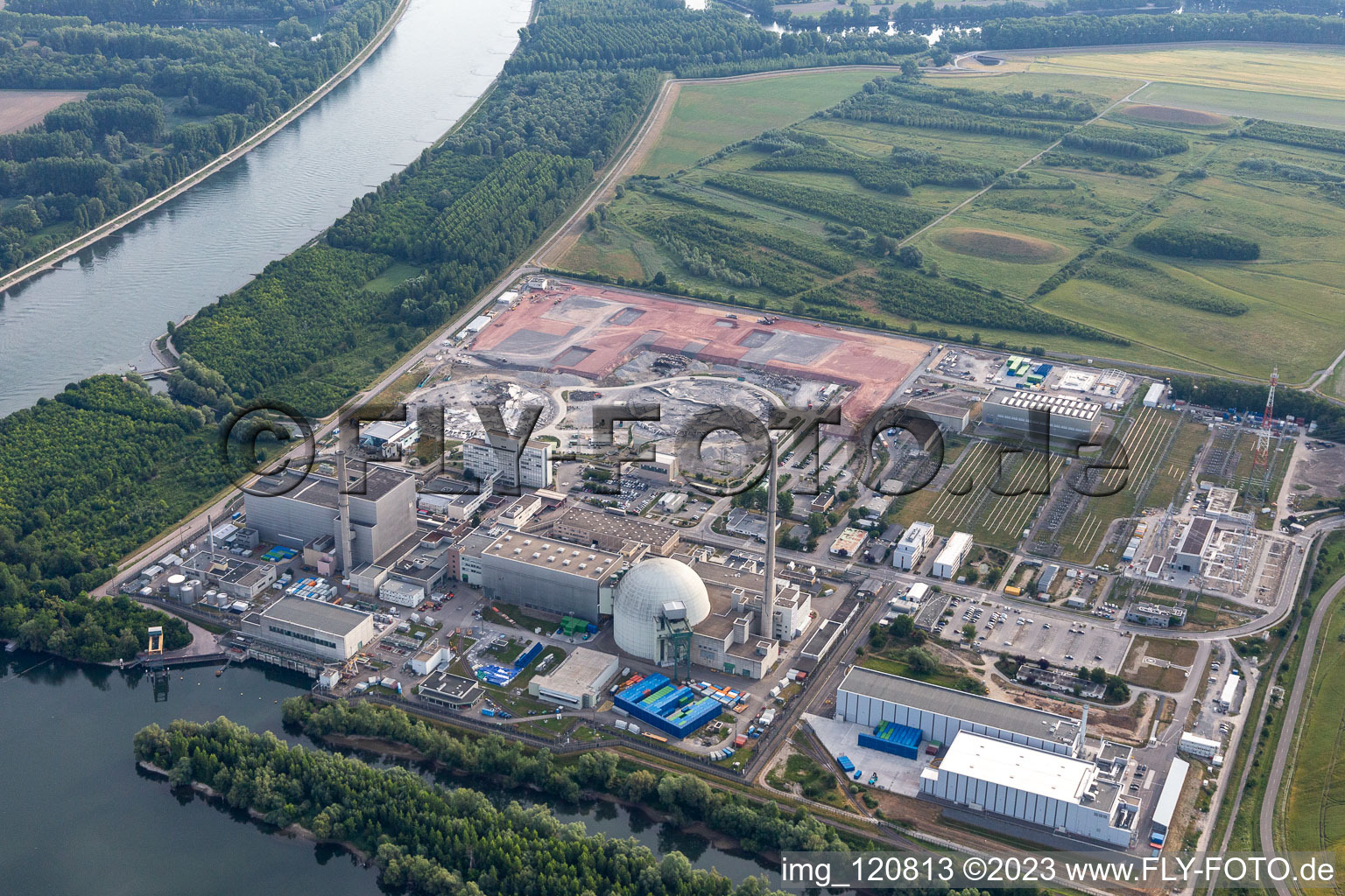 Vue aérienne de Vestiges des blocs réacteurs et installations déclassés de la centrale nucléaire - NPP Kernkraft EnBW Kernkraft GmbH, centrale nucléaire Philippsburg et décombres des deux tours de refroidissement à Philippsburg dans le département Bade-Wurtemberg, Allemagne