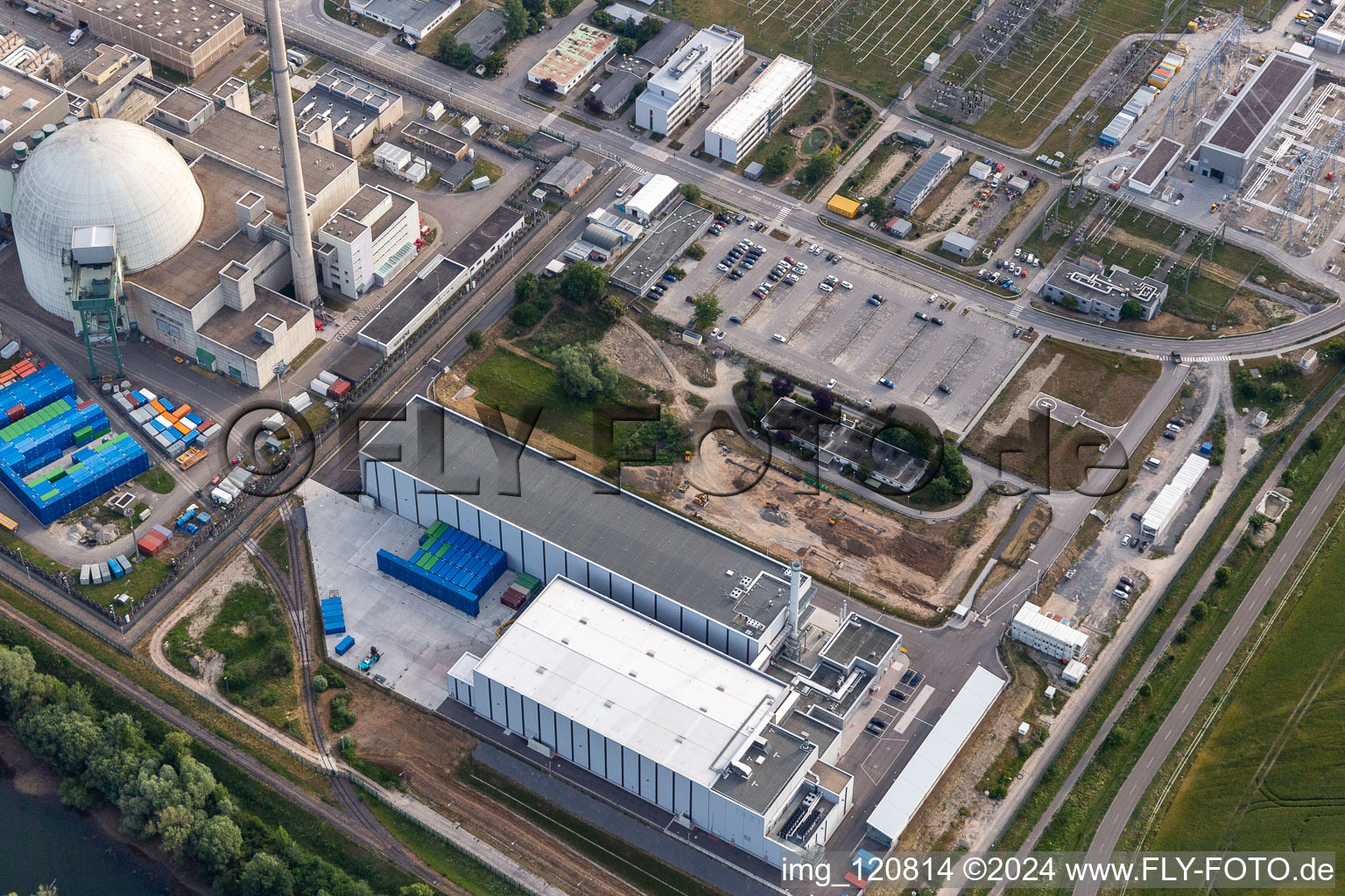 Photographie aérienne de Ancienne centrale nucléaire de Phillippsburg après la démolition pour démolir les deux tours de refroidissement à Philippsburg dans le département Bade-Wurtemberg, Allemagne
