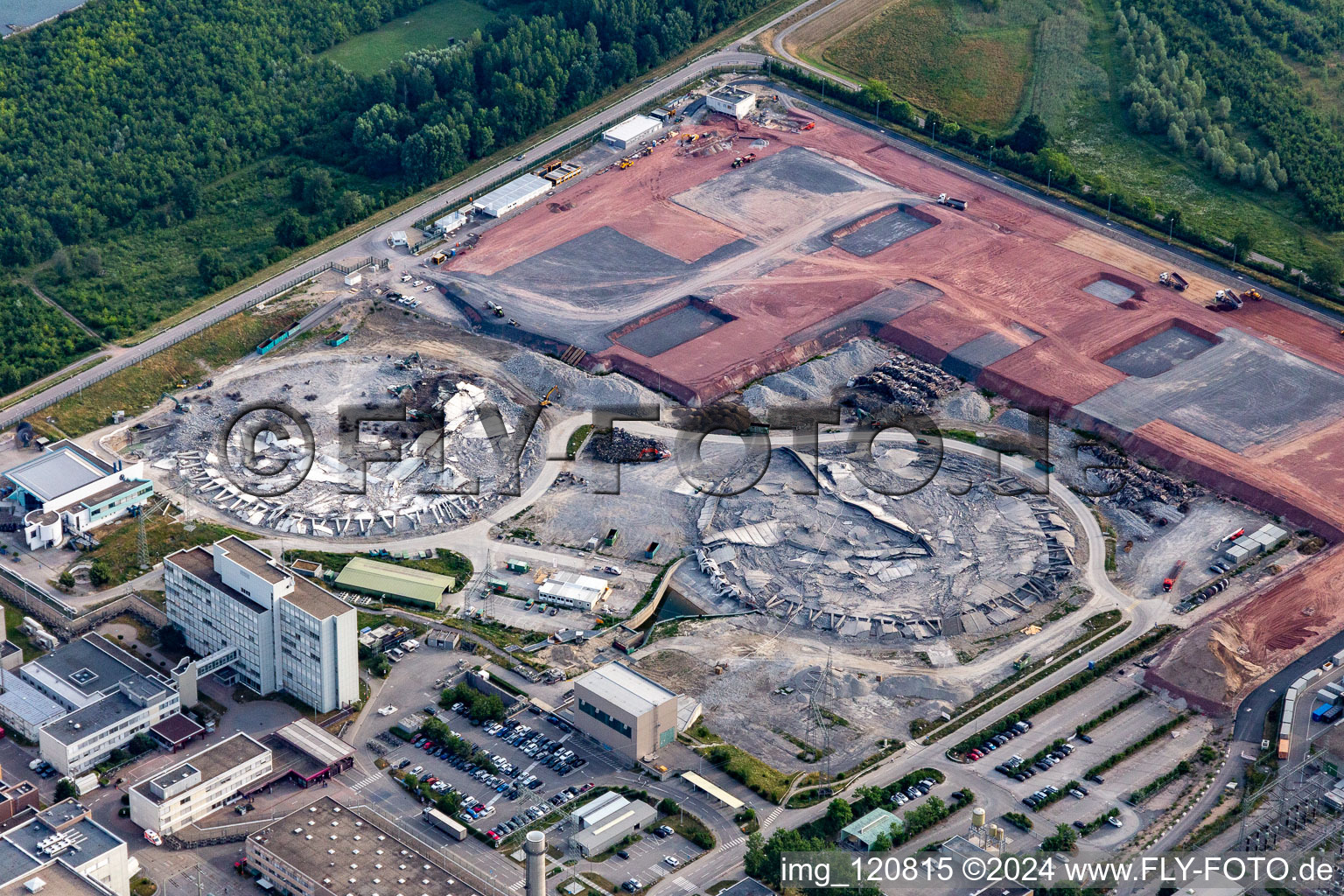 Vue oblique de Ancienne centrale nucléaire de Phillippsburg après la démolition pour démolir les deux tours de refroidissement à Philippsburg dans le département Bade-Wurtemberg, Allemagne