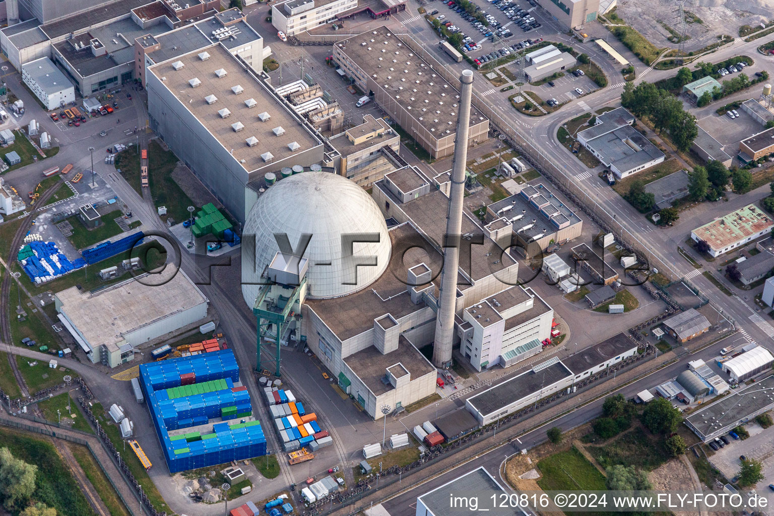 Ancienne centrale nucléaire de Phillippsburg après la démolition pour démolir les deux tours de refroidissement à Philippsburg dans le département Bade-Wurtemberg, Allemagne d'en haut