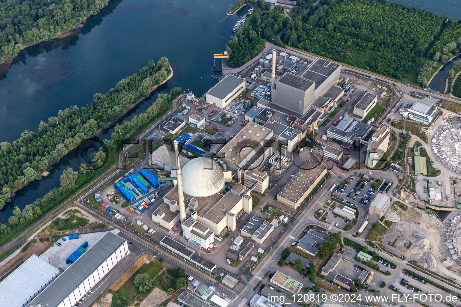 Ancienne centrale nucléaire de Phillippsburg après la démolition pour démolir les deux tours de refroidissement à Philippsburg dans le département Bade-Wurtemberg, Allemagne vue d'en haut