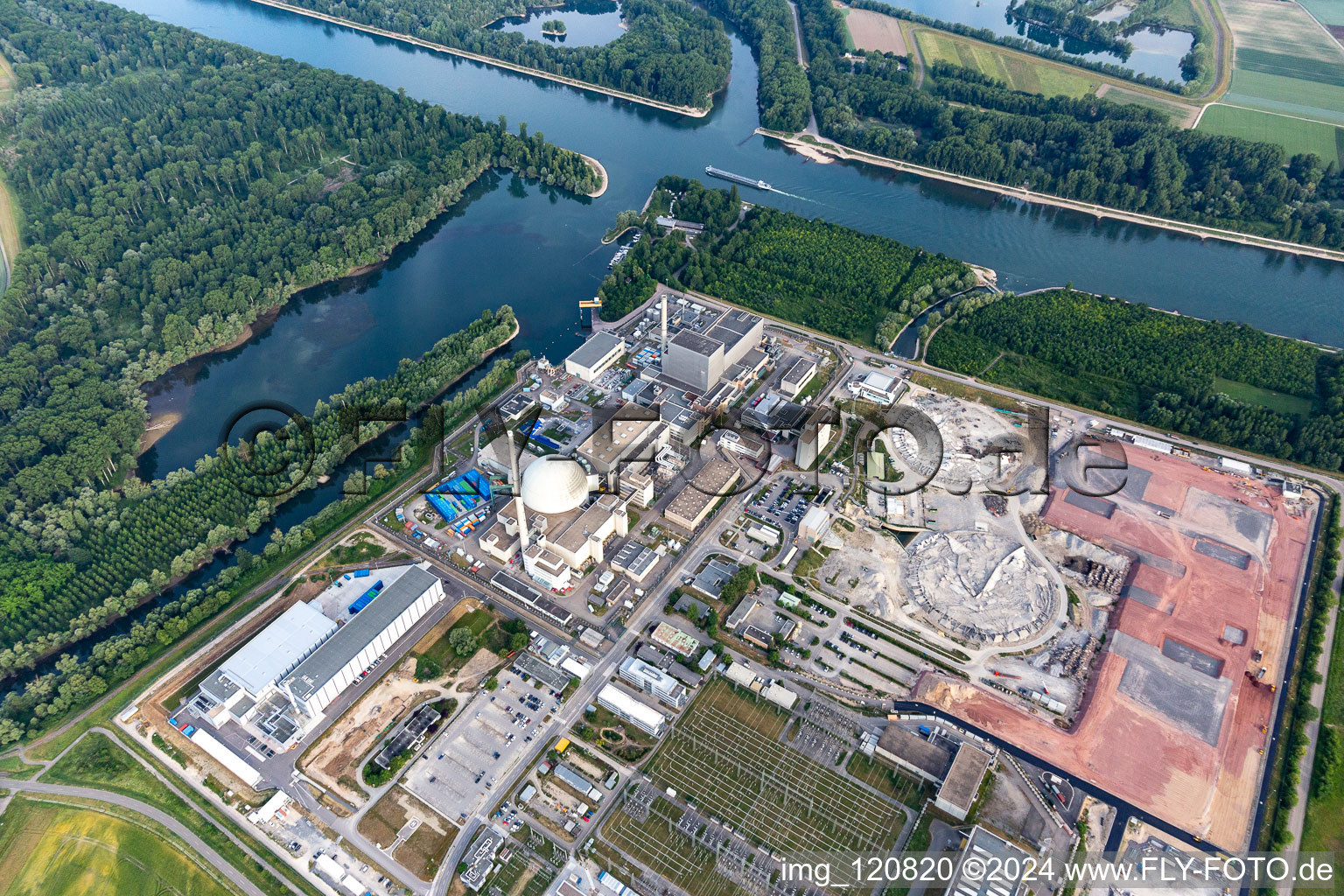 Ancienne centrale nucléaire de Phillippsburg après la démolition pour démolir les deux tours de refroidissement à Philippsburg dans le département Bade-Wurtemberg, Allemagne depuis l'avion